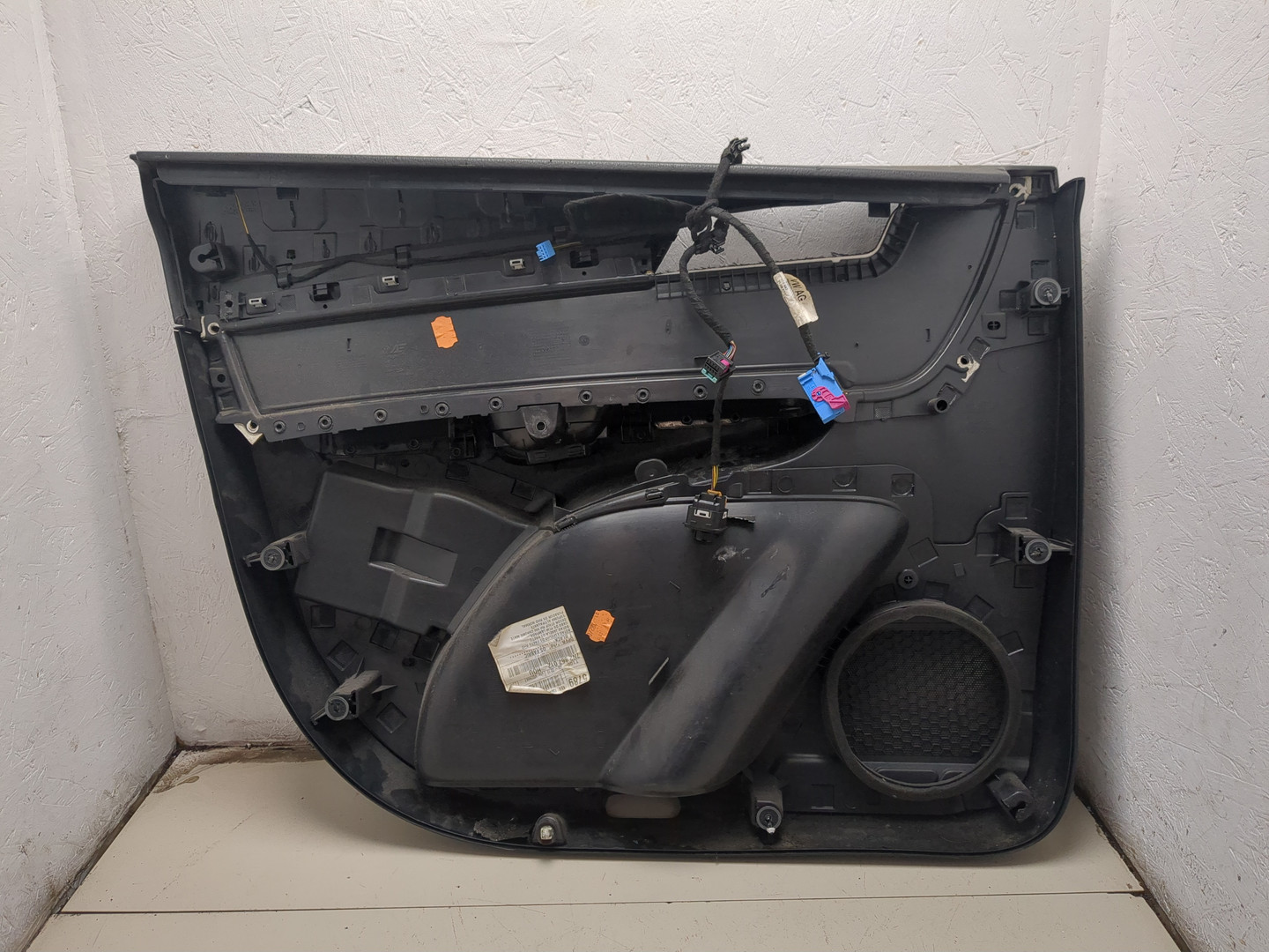 Обшивка двери передней правой