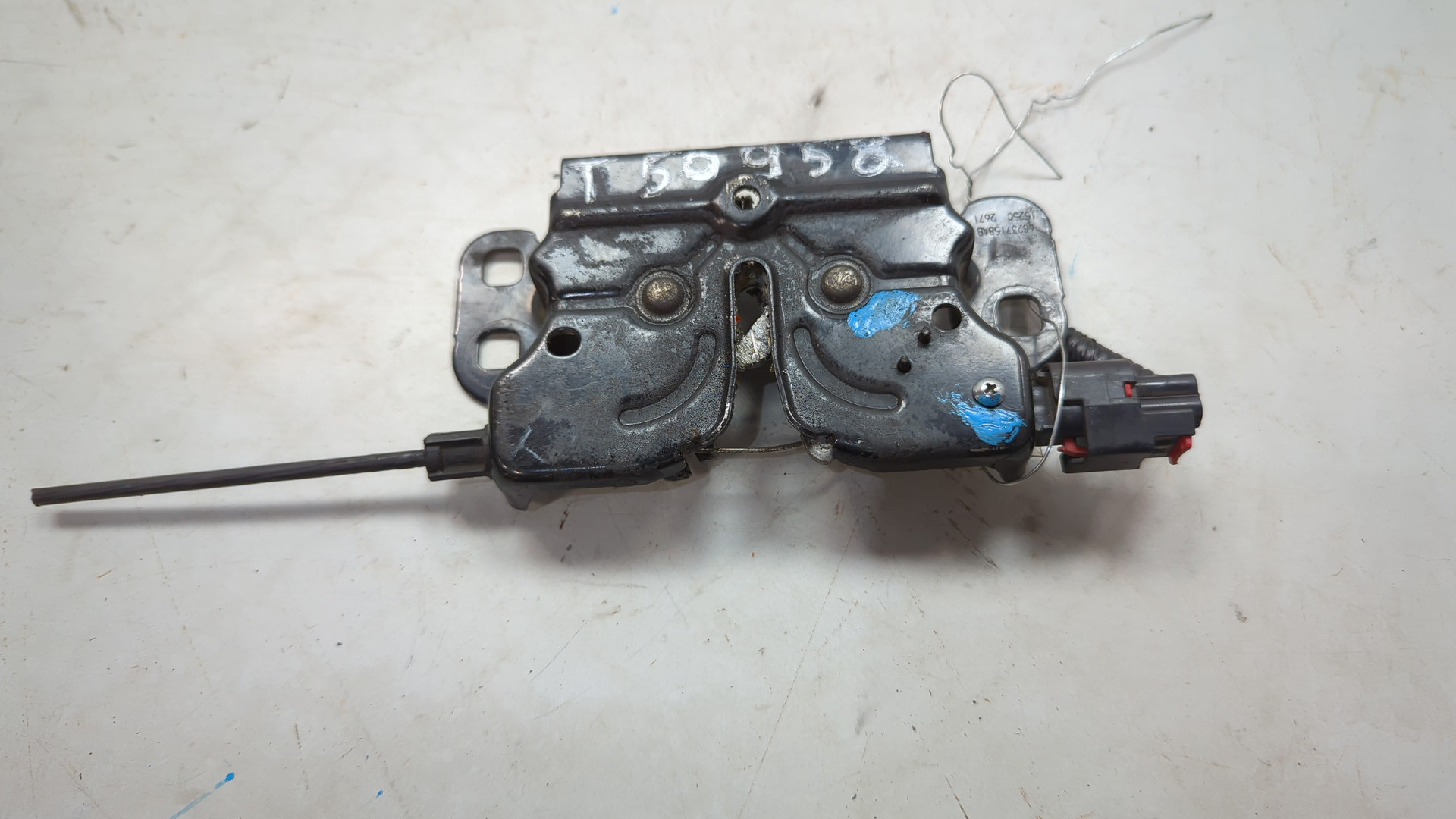 Замок капота