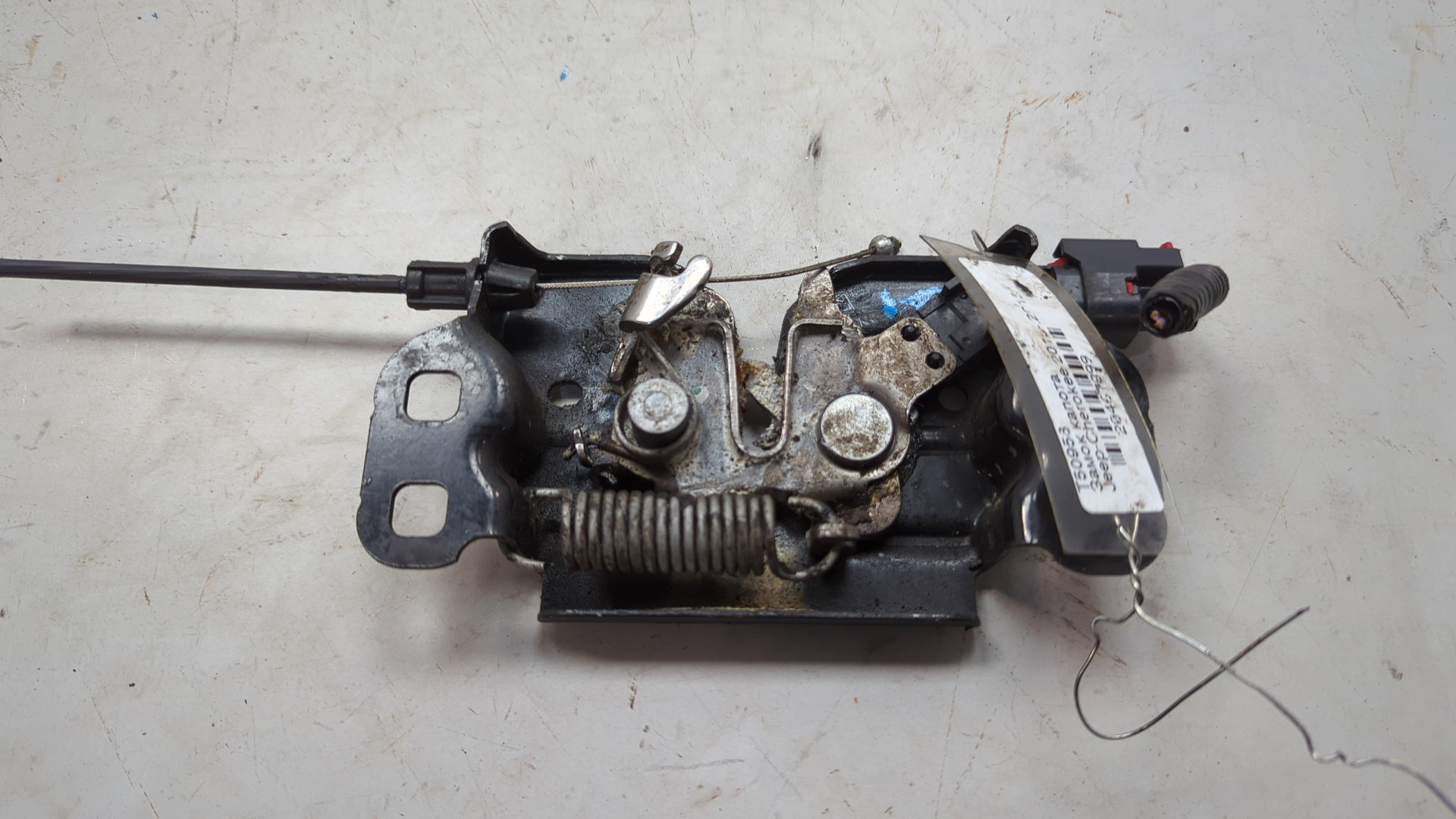 Замок капота