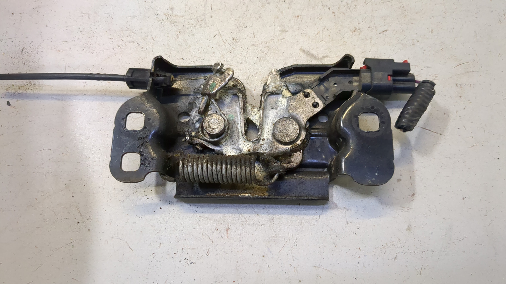 Замок капота