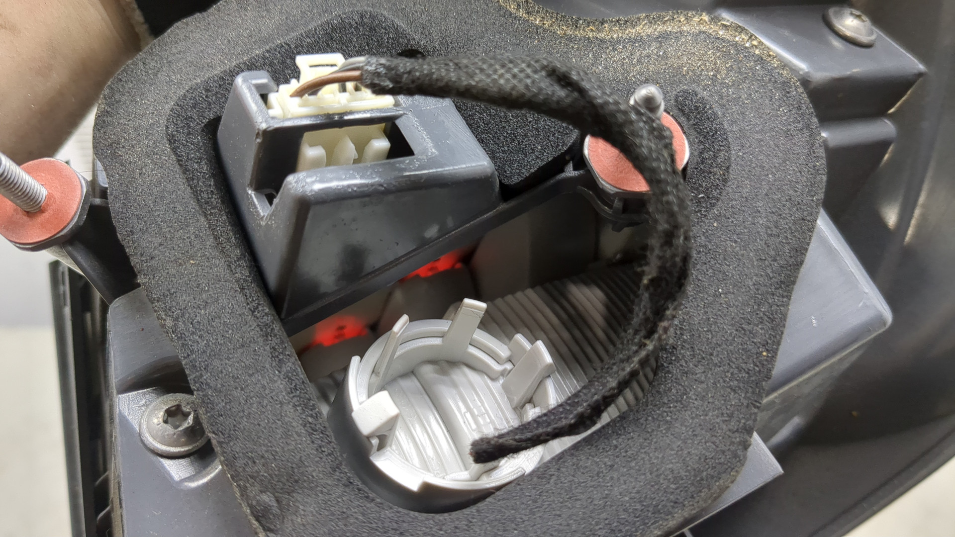 Фонарь задний левый