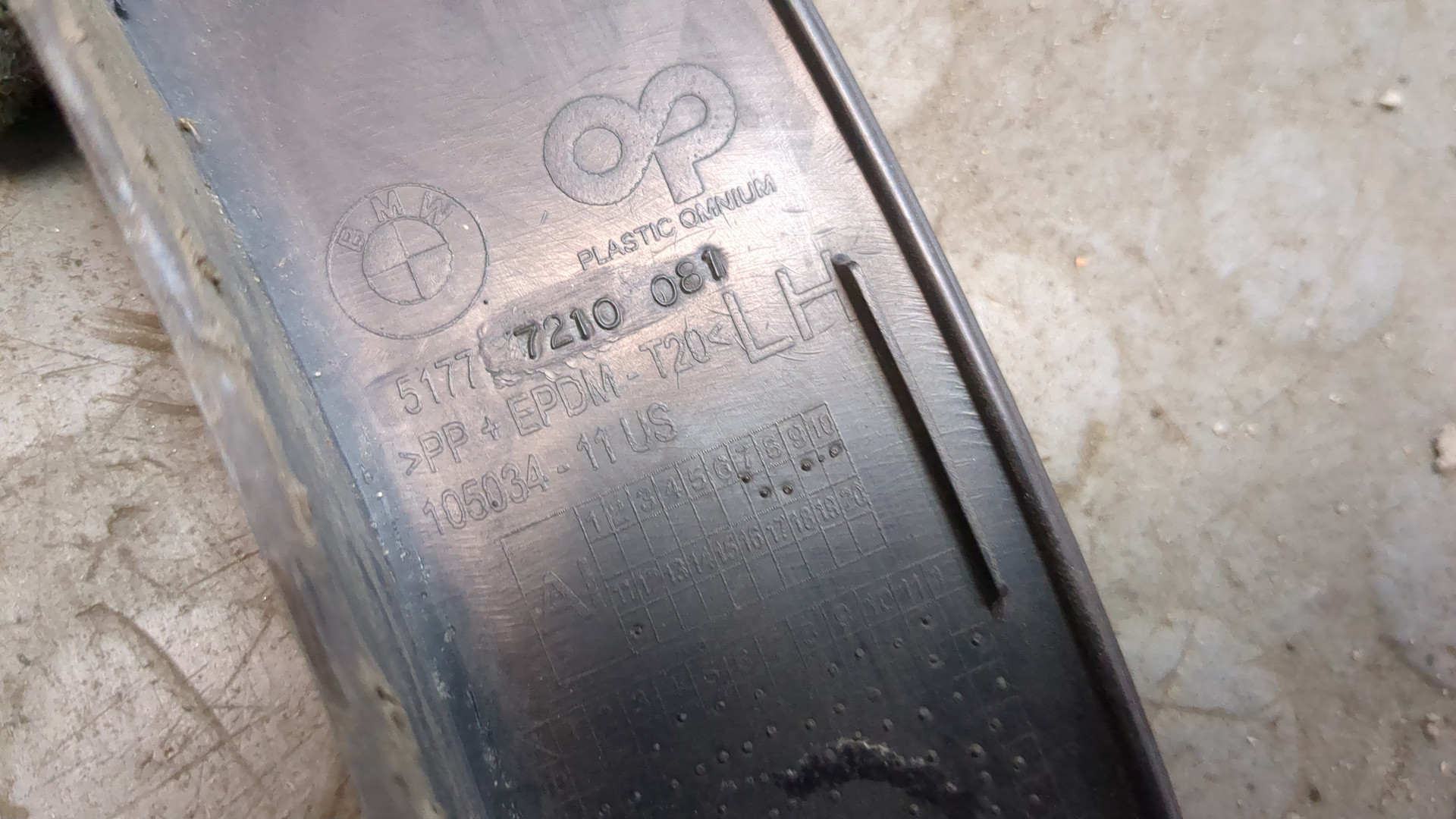 Накладка переднего крыла левого