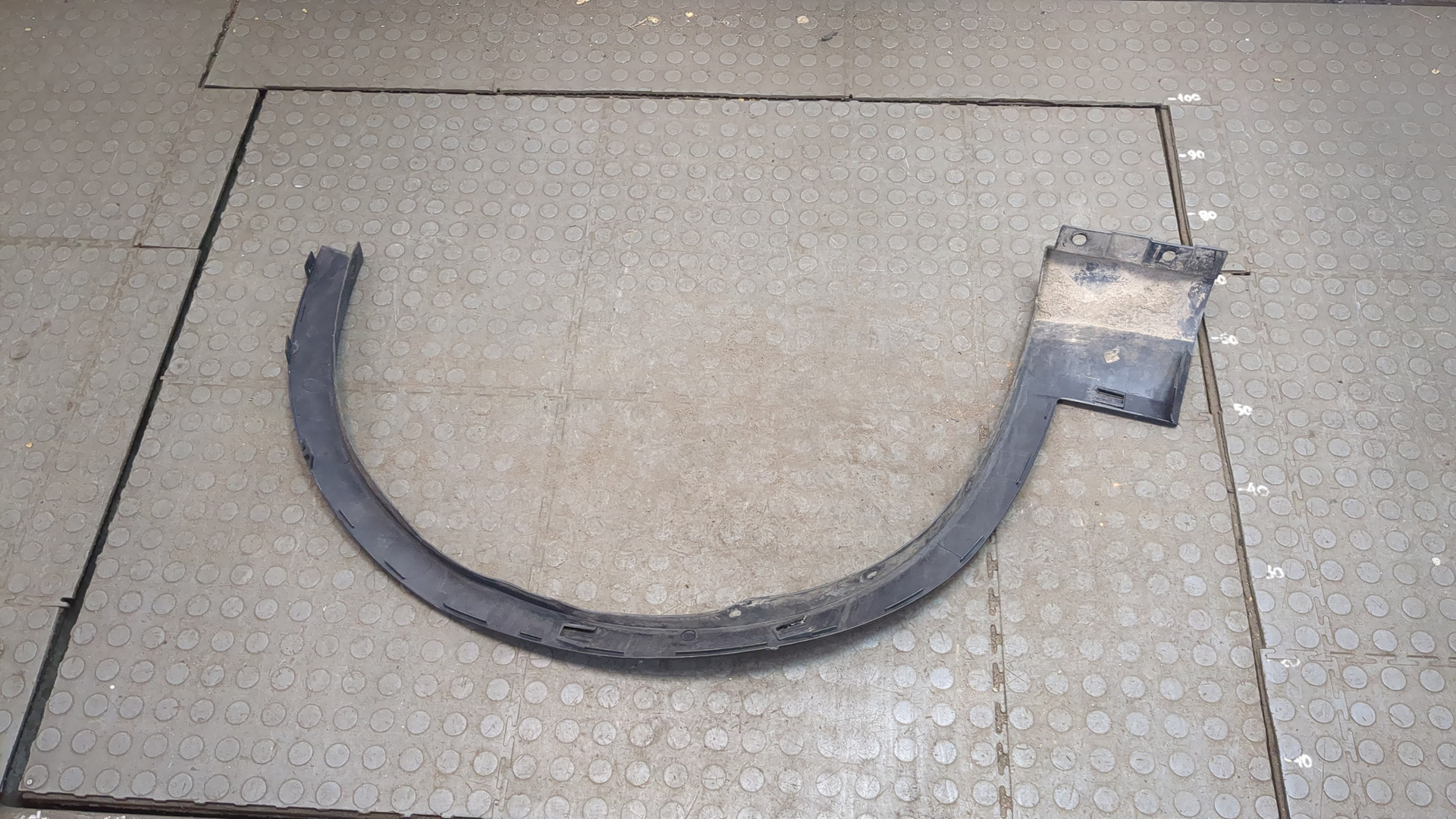 Накладка переднего крыла левого