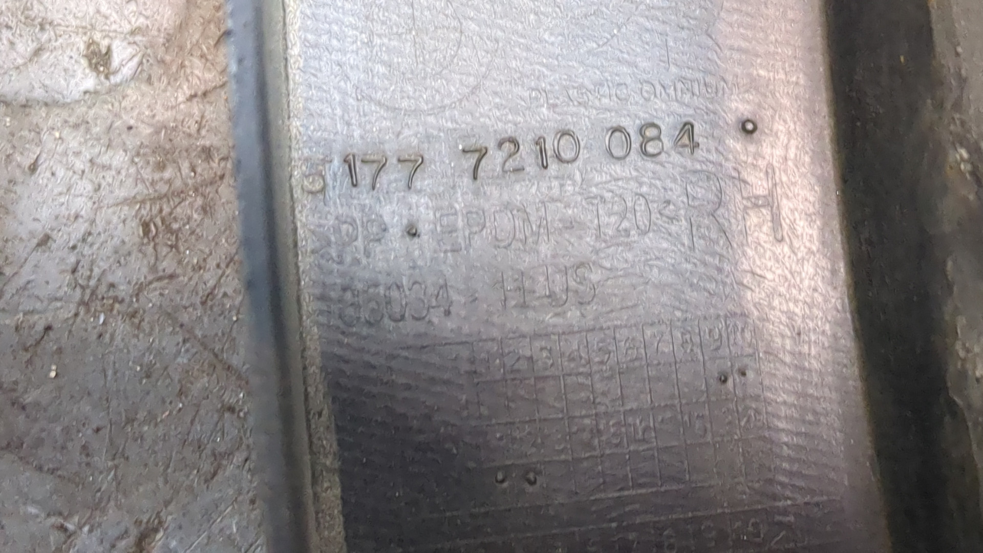 Молдинг заднего крыла правого