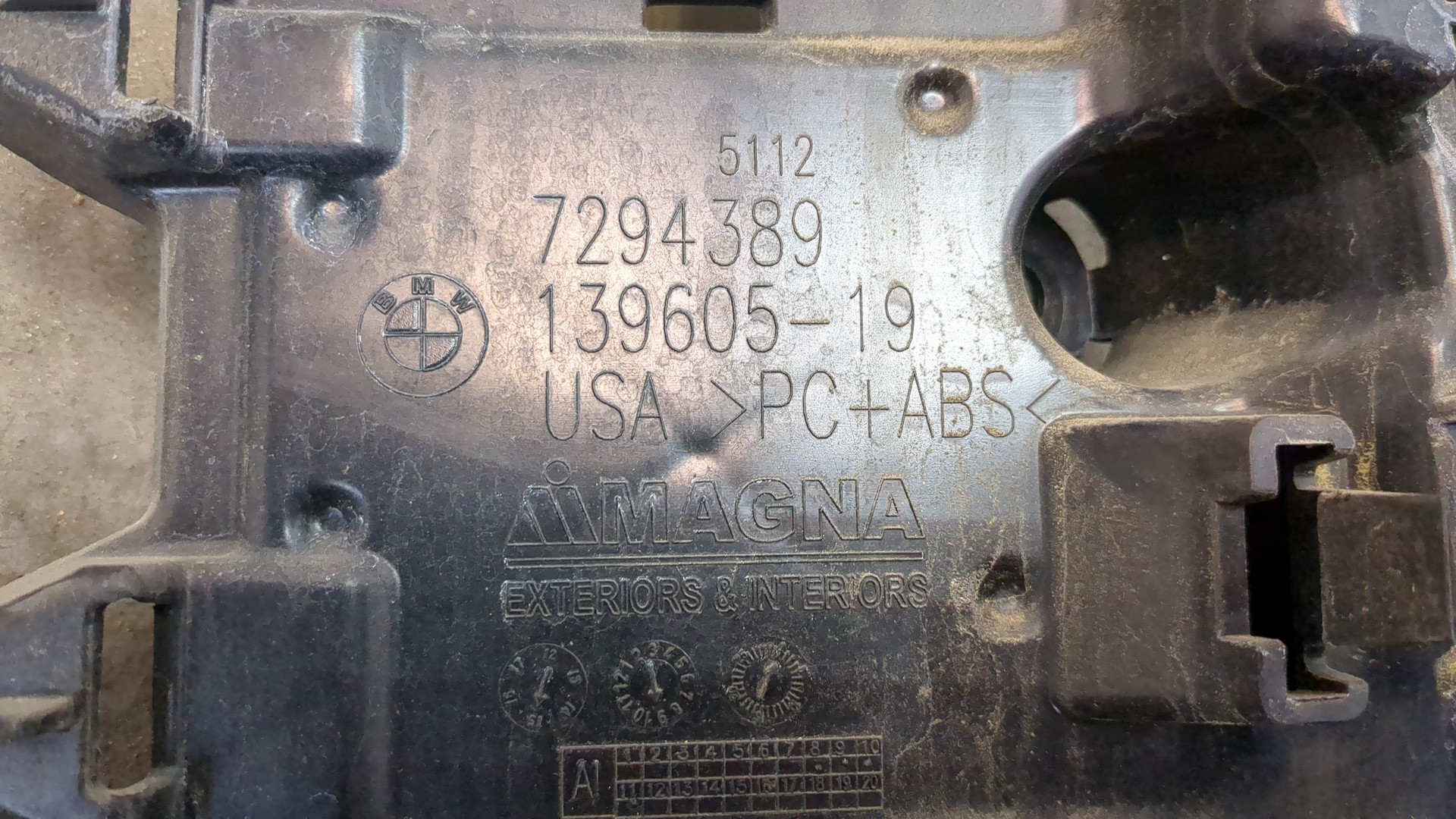 Кронштейн заднего бампера левый