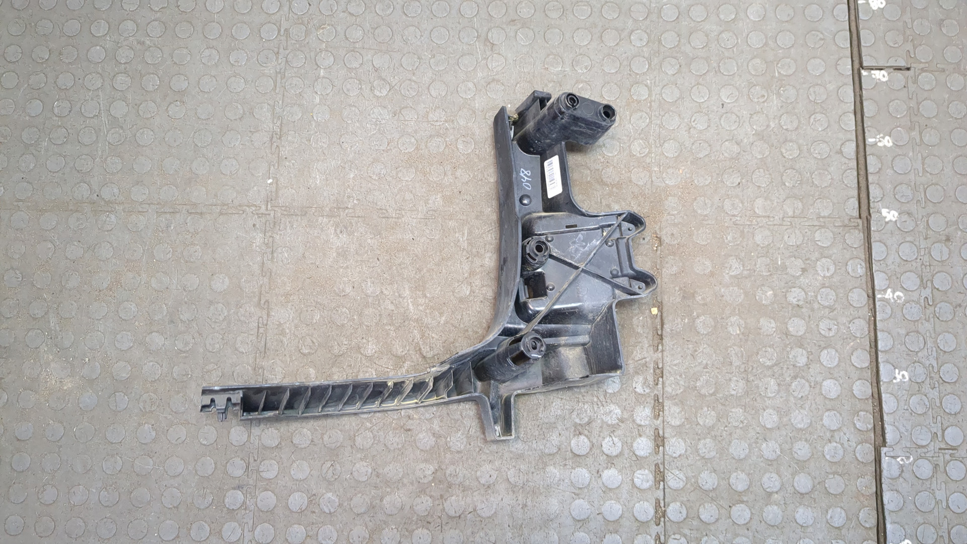 Кронштейн заднего бампера левый