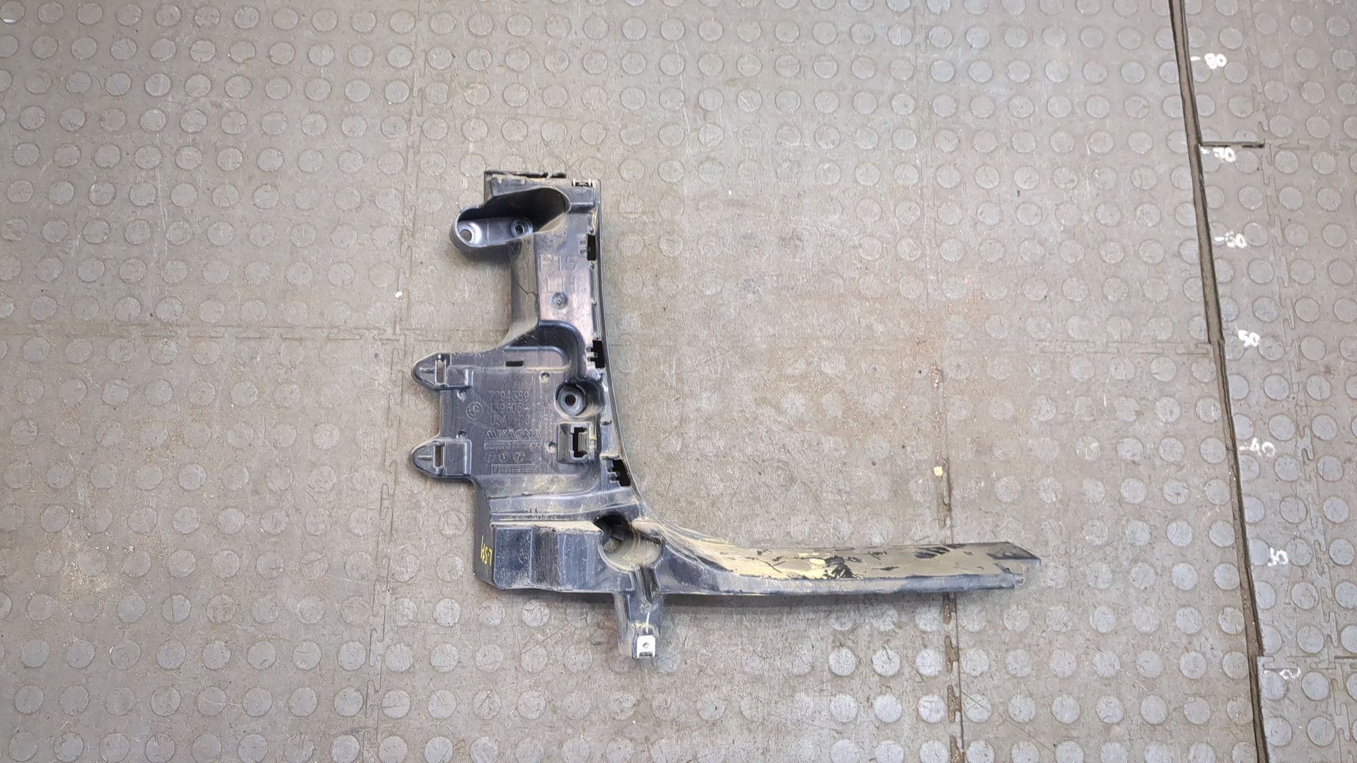 Кронштейн заднего бампера левый