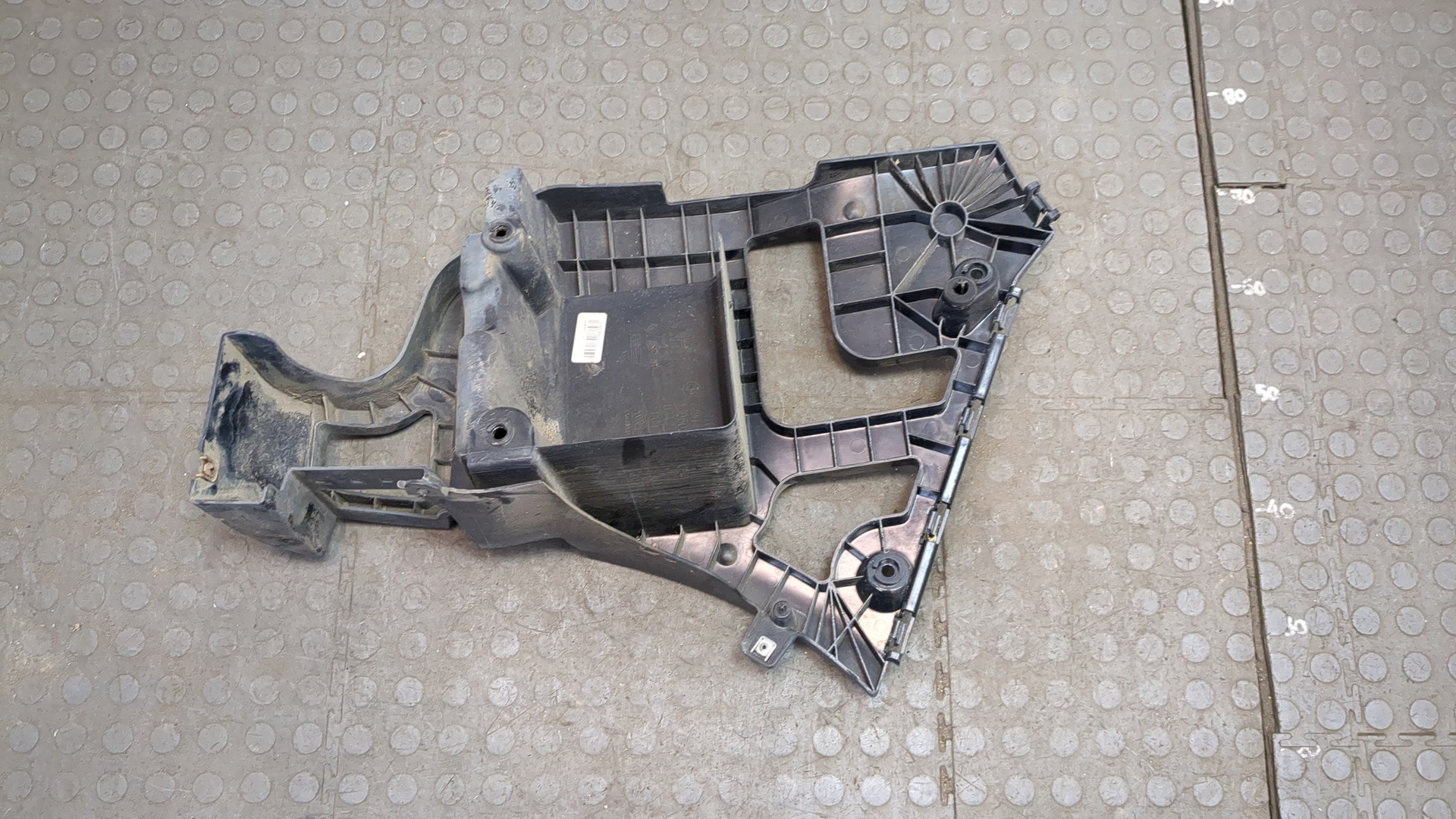 Кронштейн заднего бампера левый