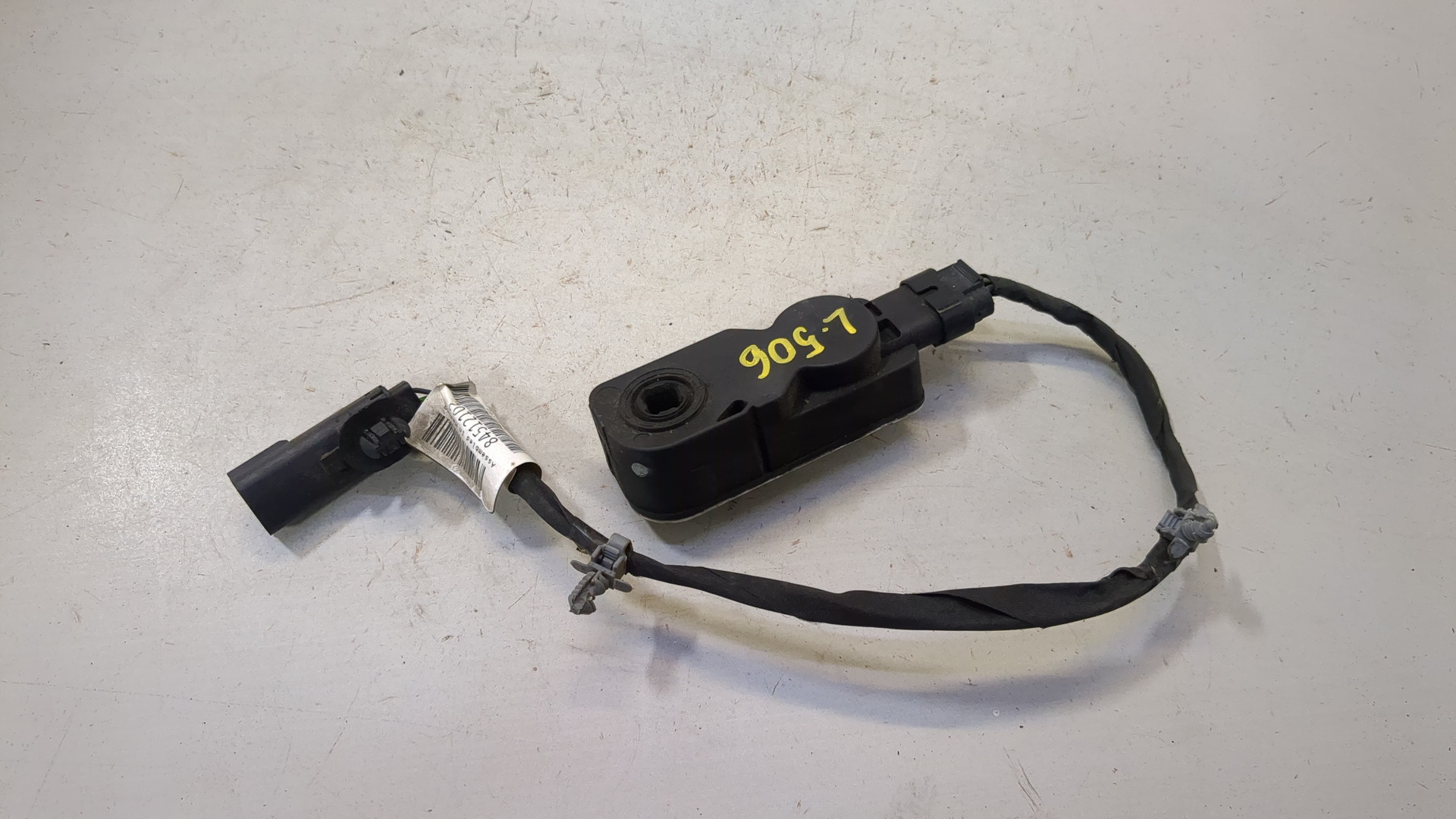 Моторчик заслонки решетки радиатора