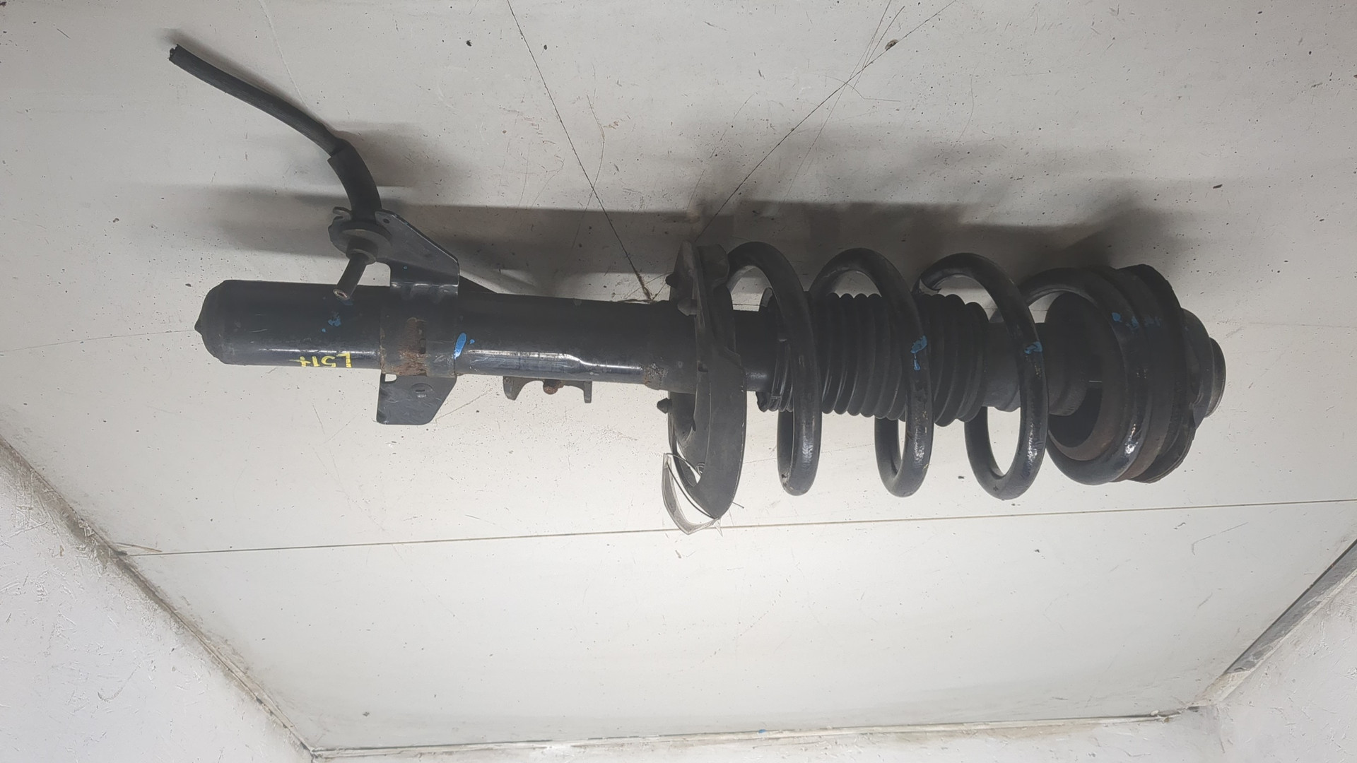 Амортизатор передний левый