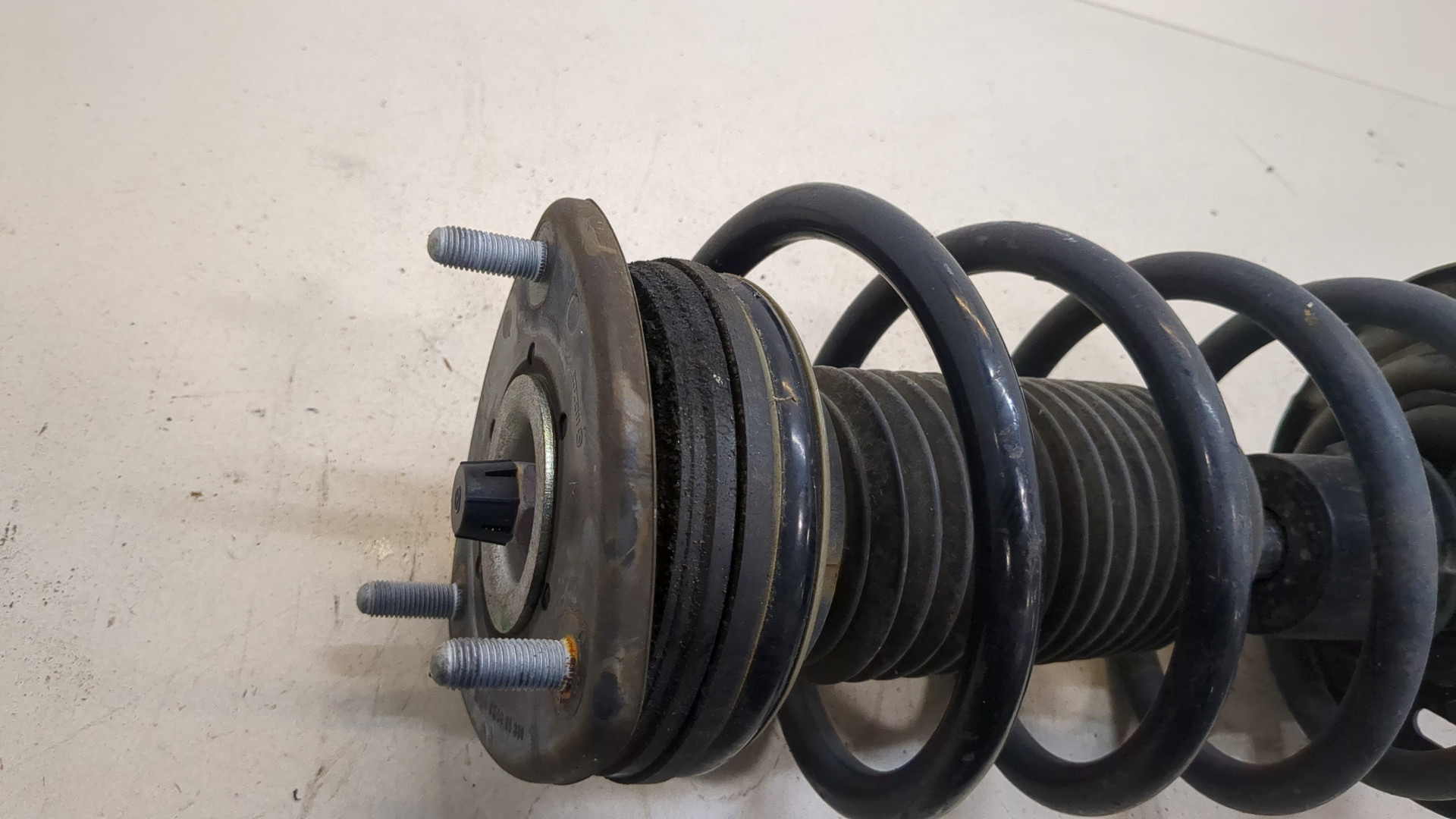 Амортизатор передний правый