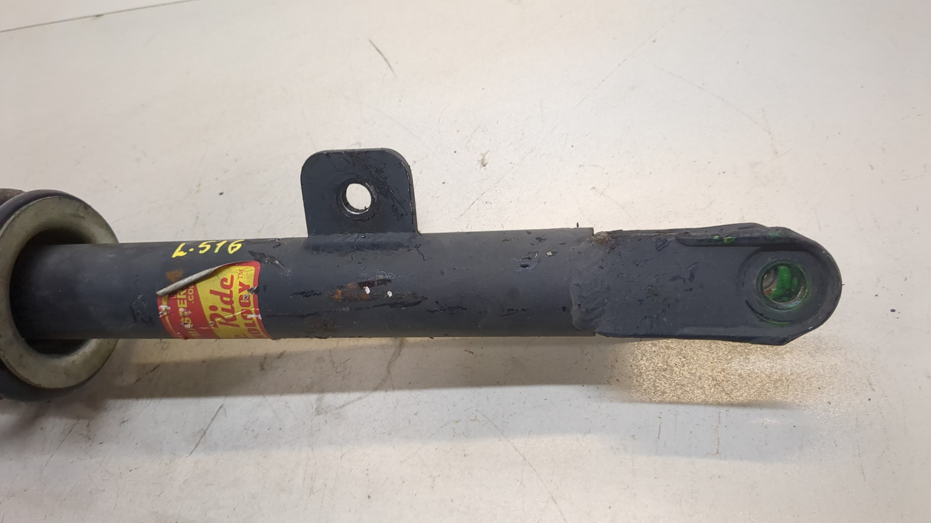 Амортизатор передний правый