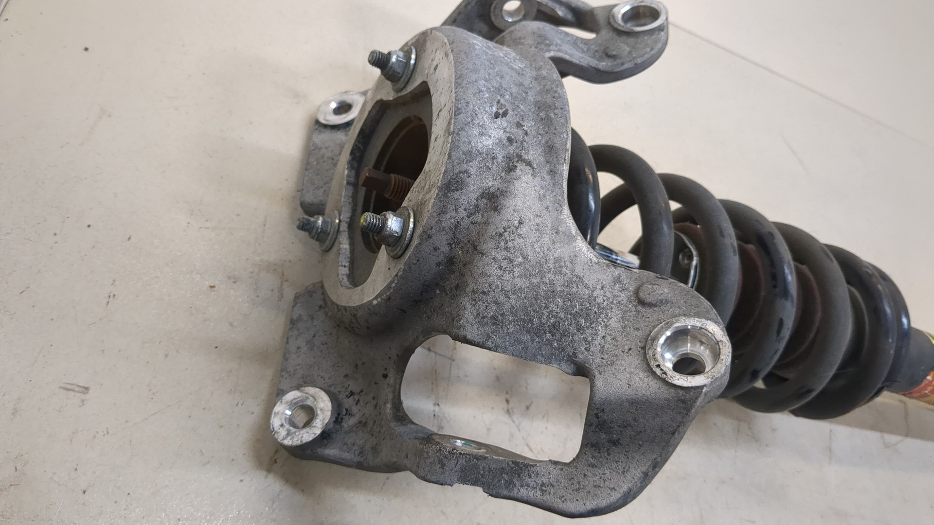 Амортизатор передний правый