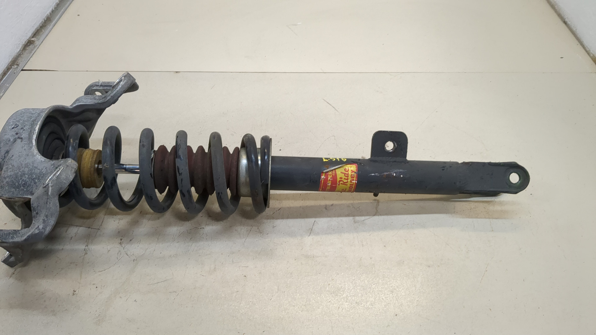 Амортизатор передний правый