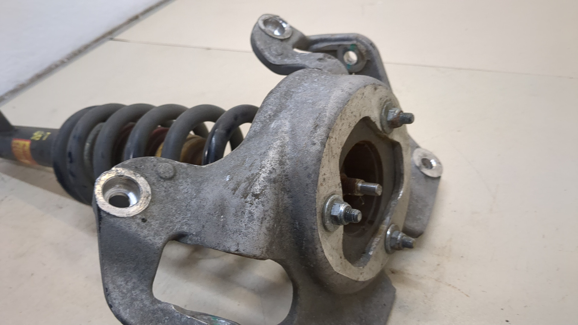 Амортизатор передний левый