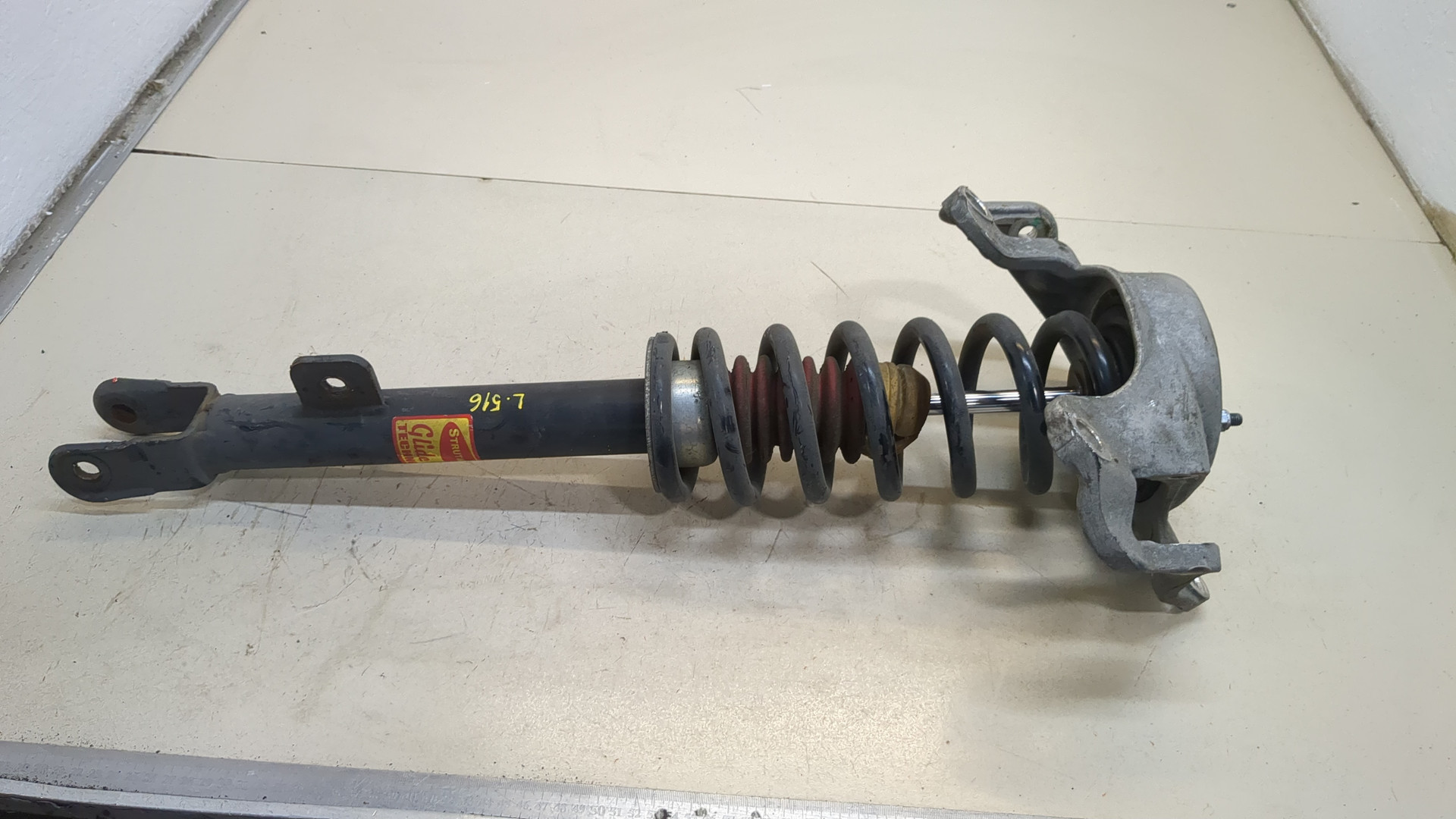 Амортизатор передний левый