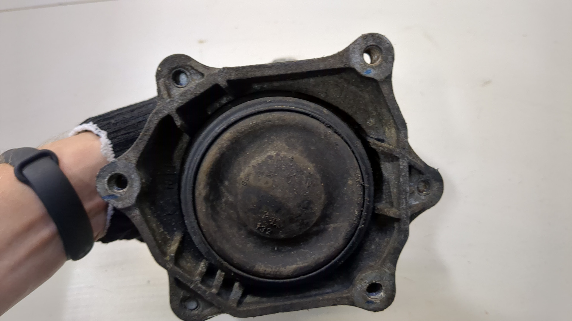 Опора двигателя левая