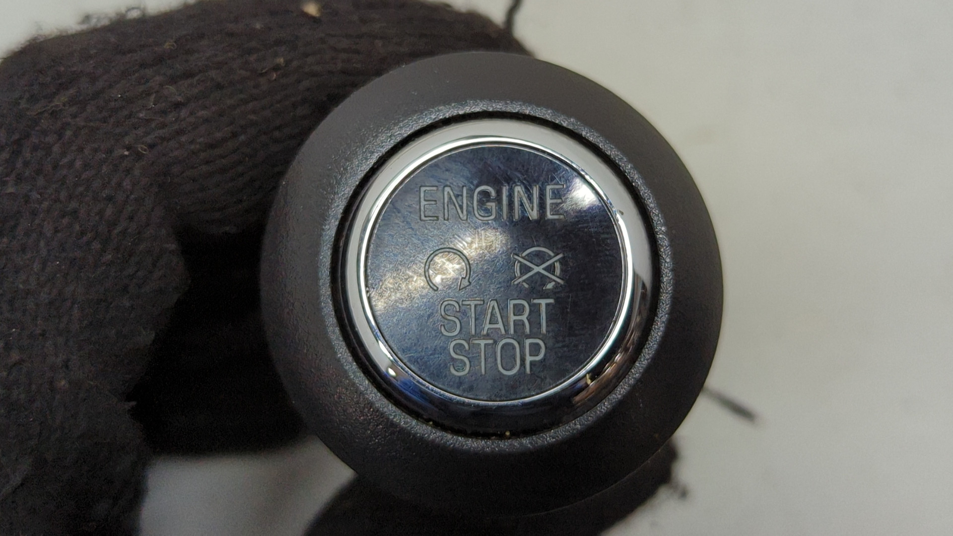 Кнопка запуска двигателя