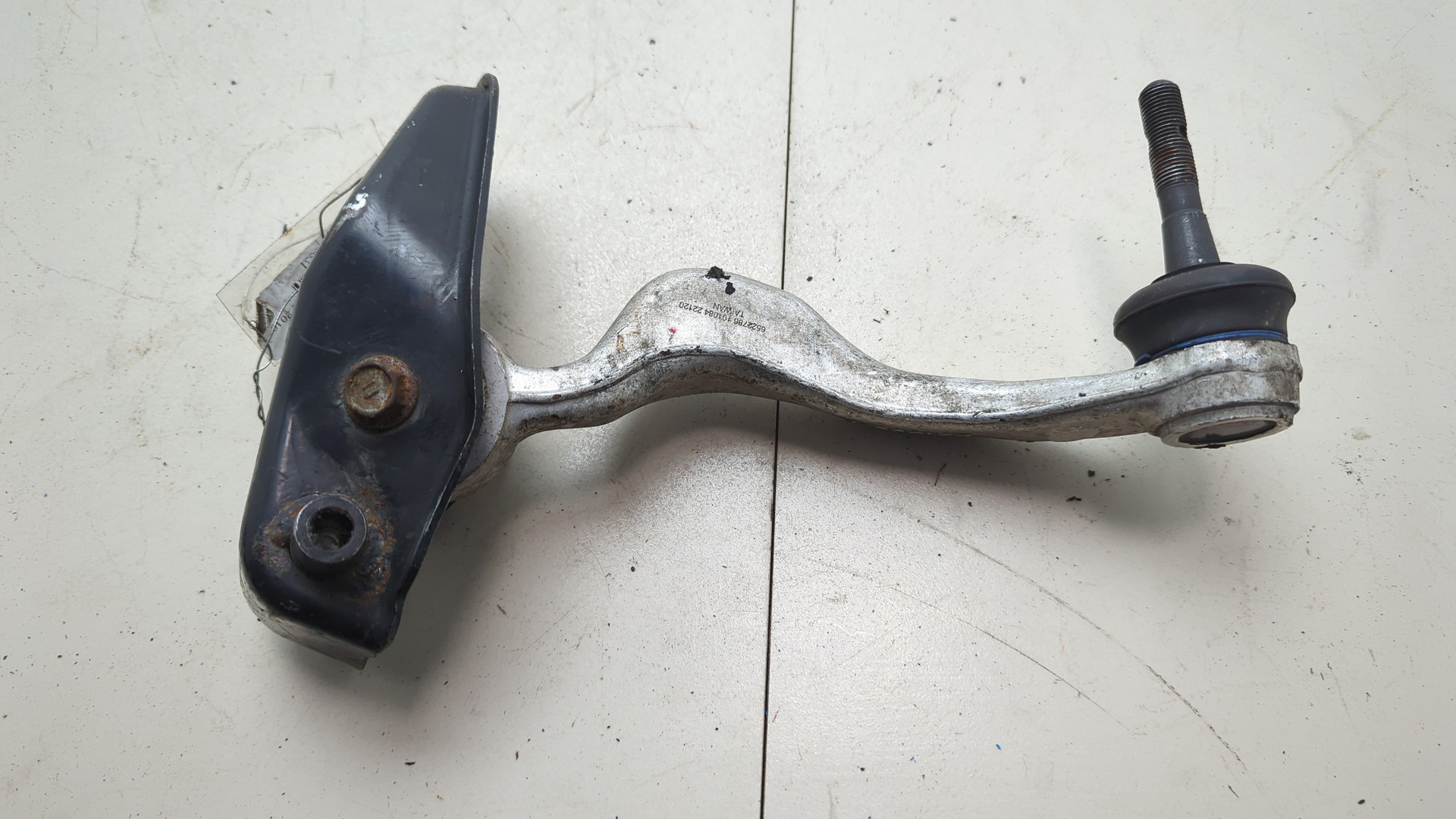 Рычаг передний правый