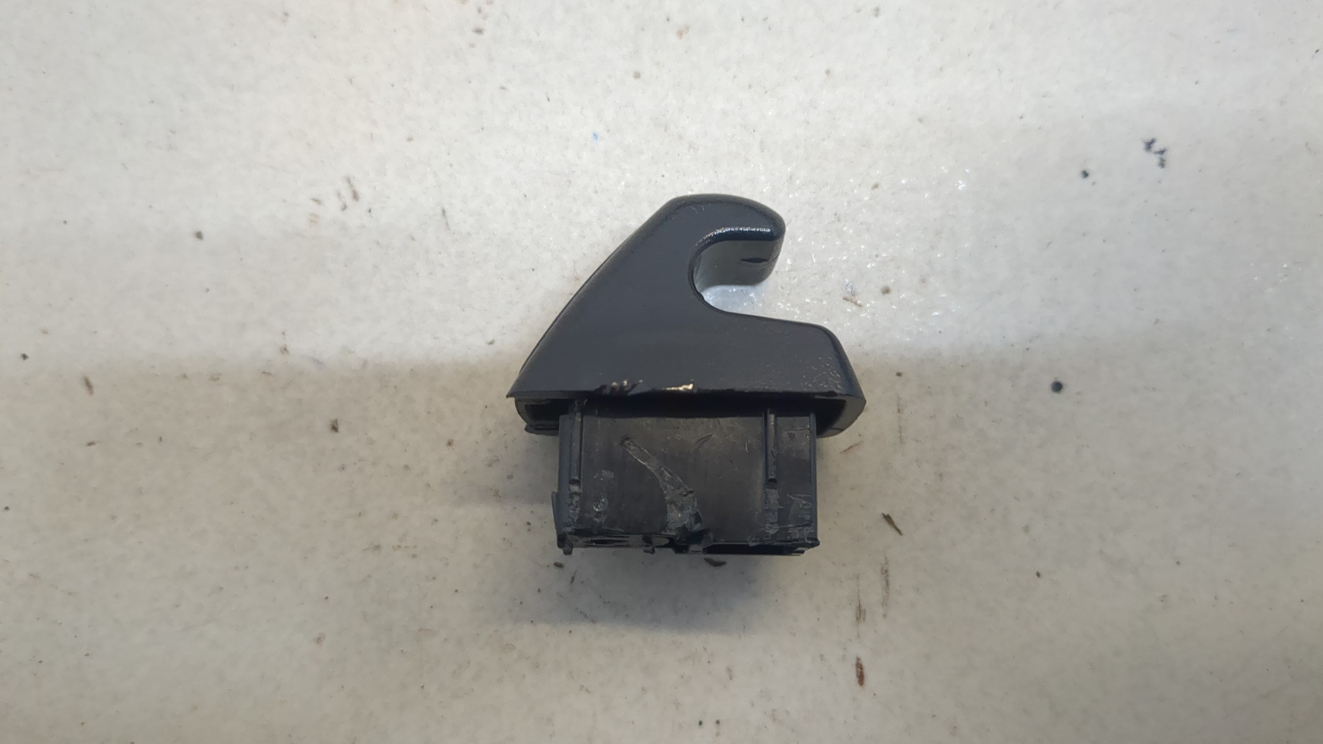 Кронштейн солнцезащитного козырька