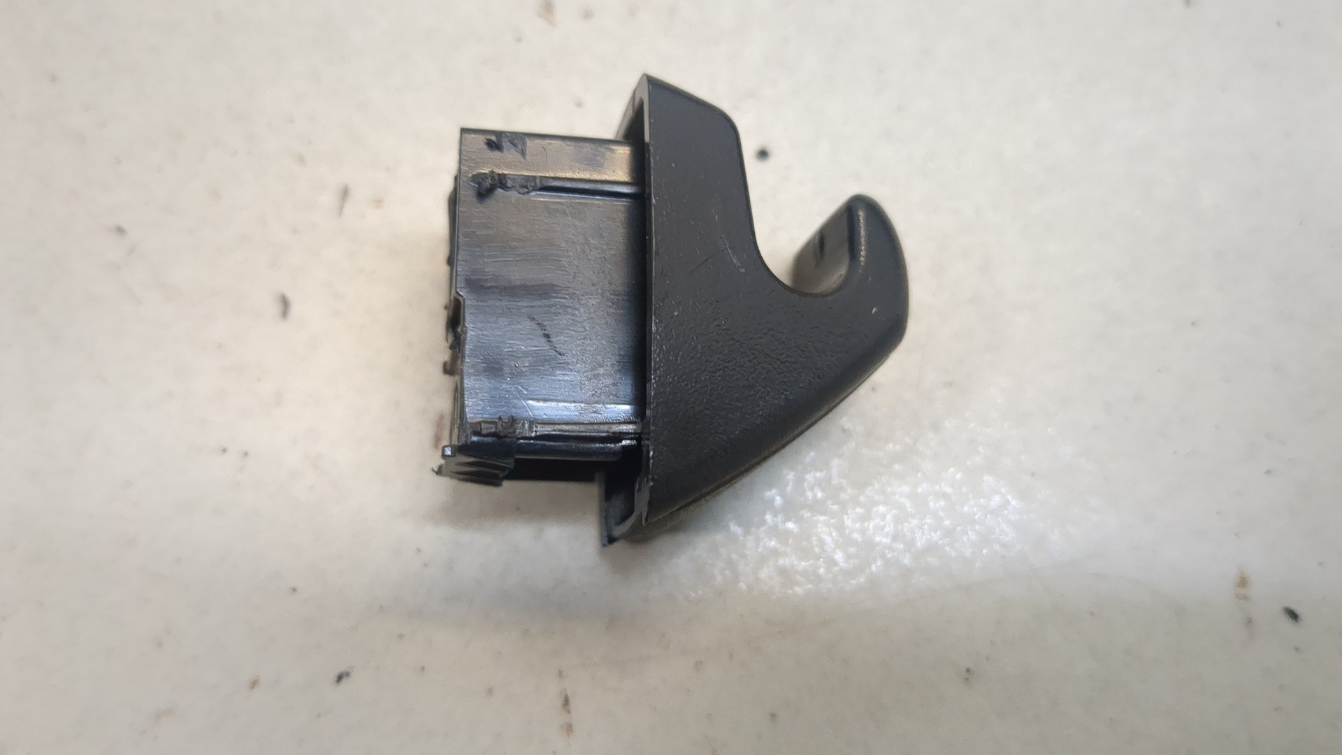 Кронштейн солнцезащитного козырька