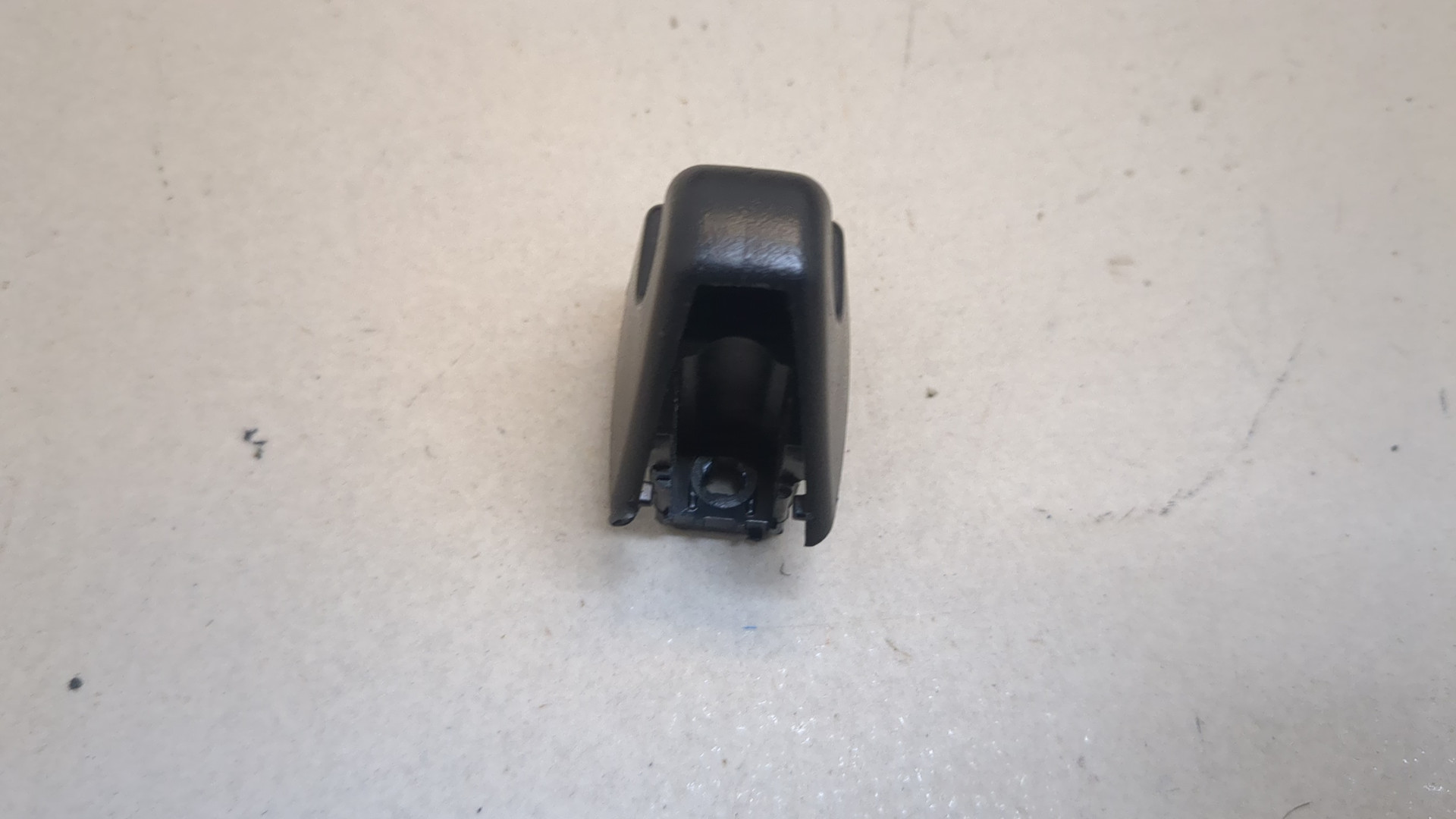 Кронштейн солнцезащитного козырька