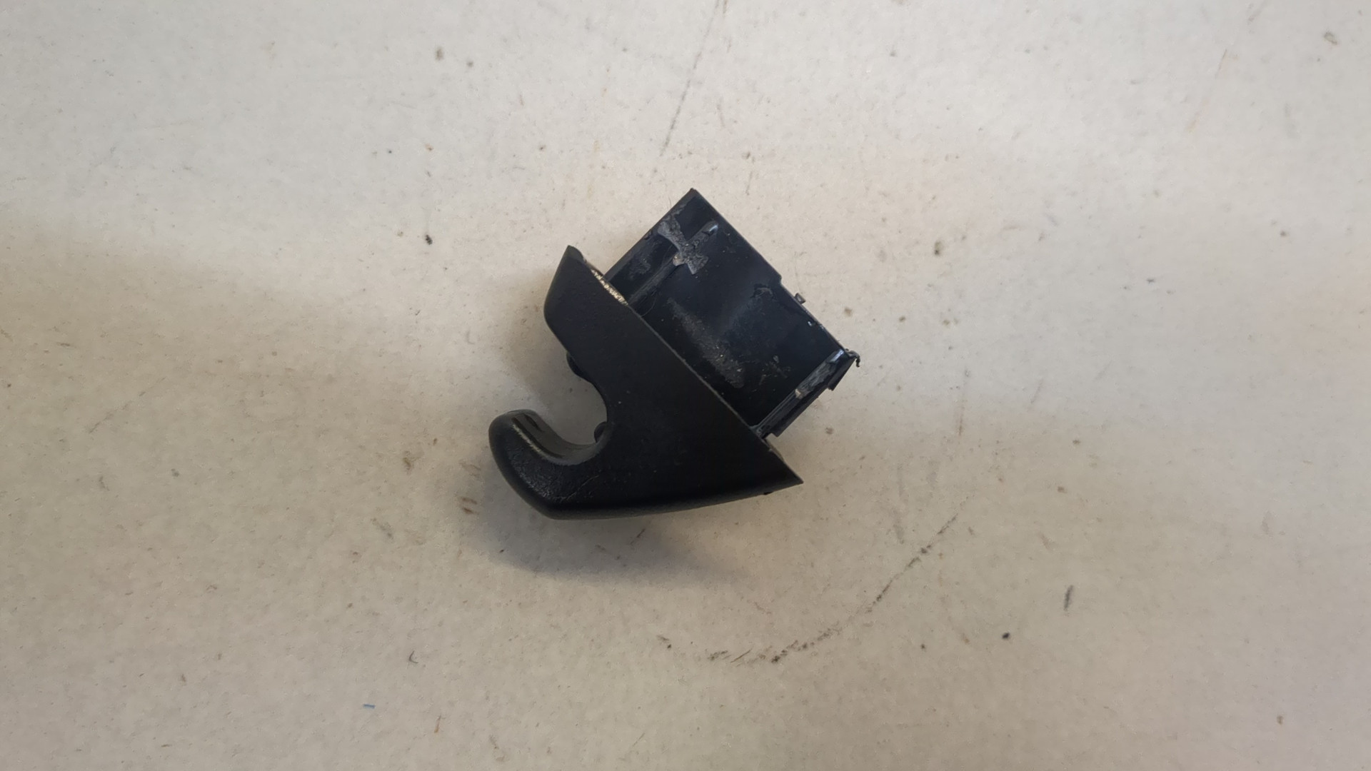 Кронштейн солнцезащитного козырька