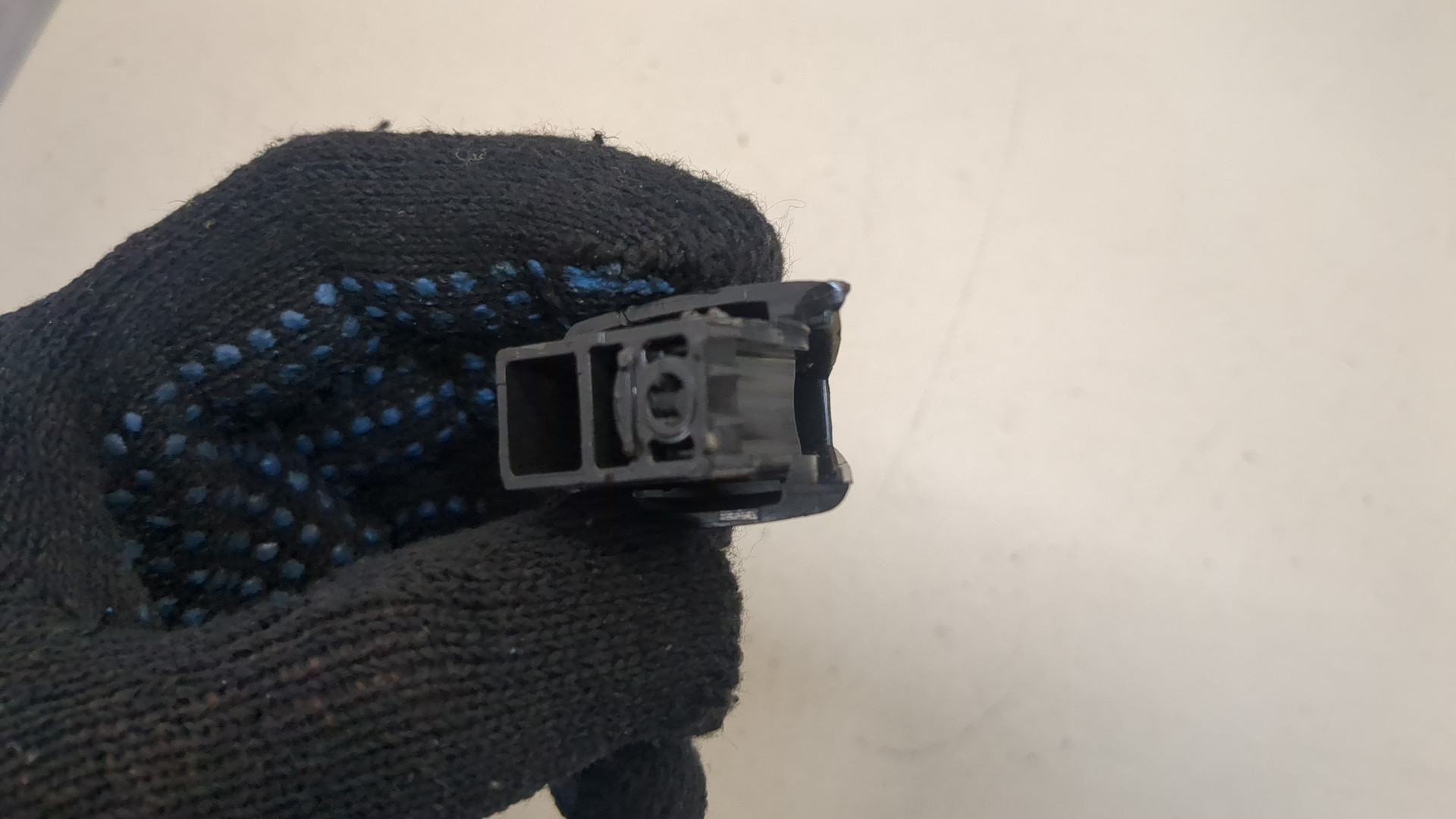 Кронштейн солнцезащитного козырька