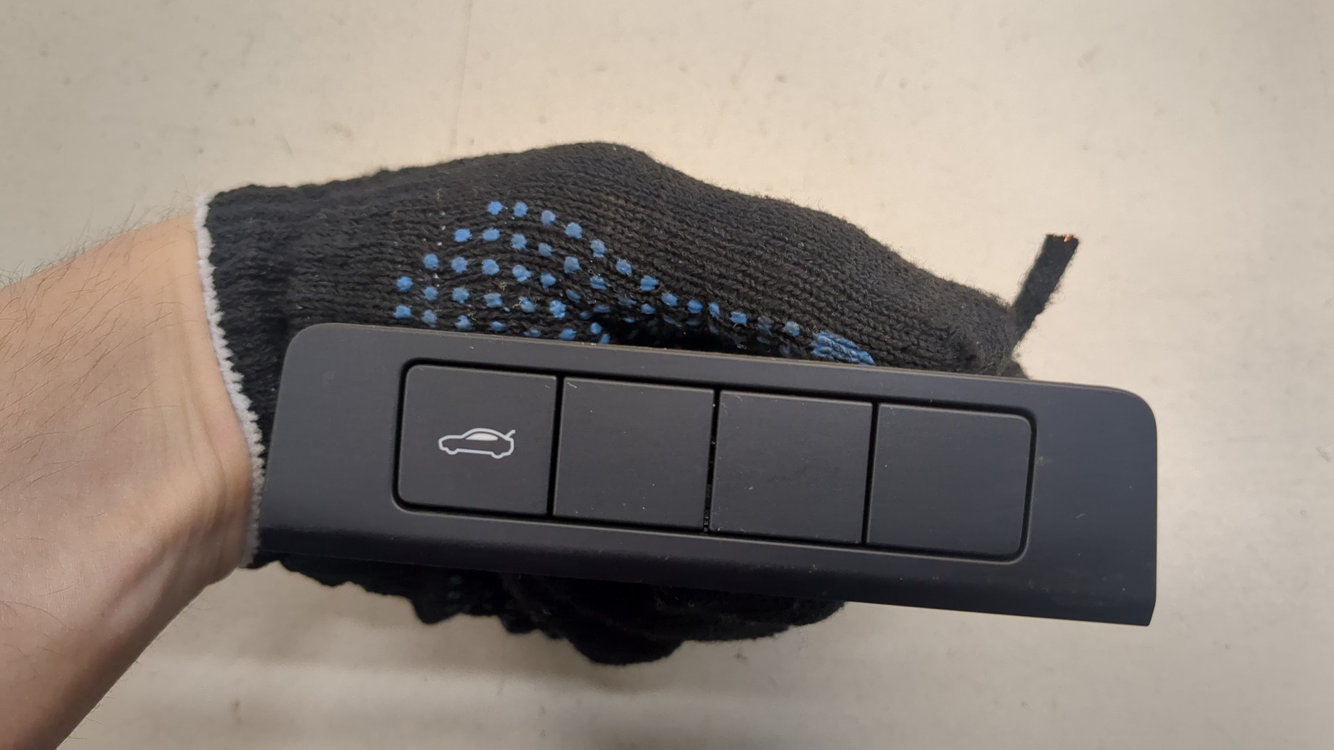 Кнопка открывания багажника