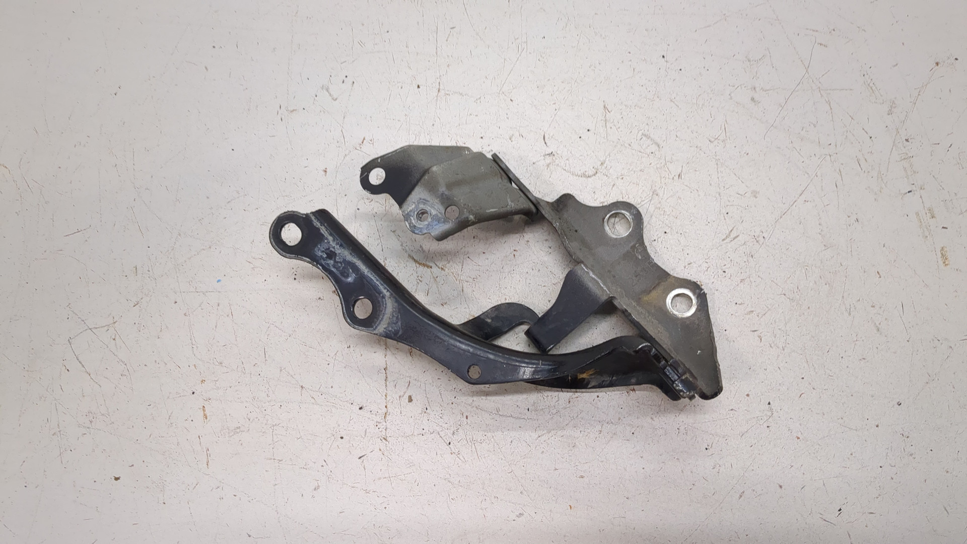 Петля капота правая