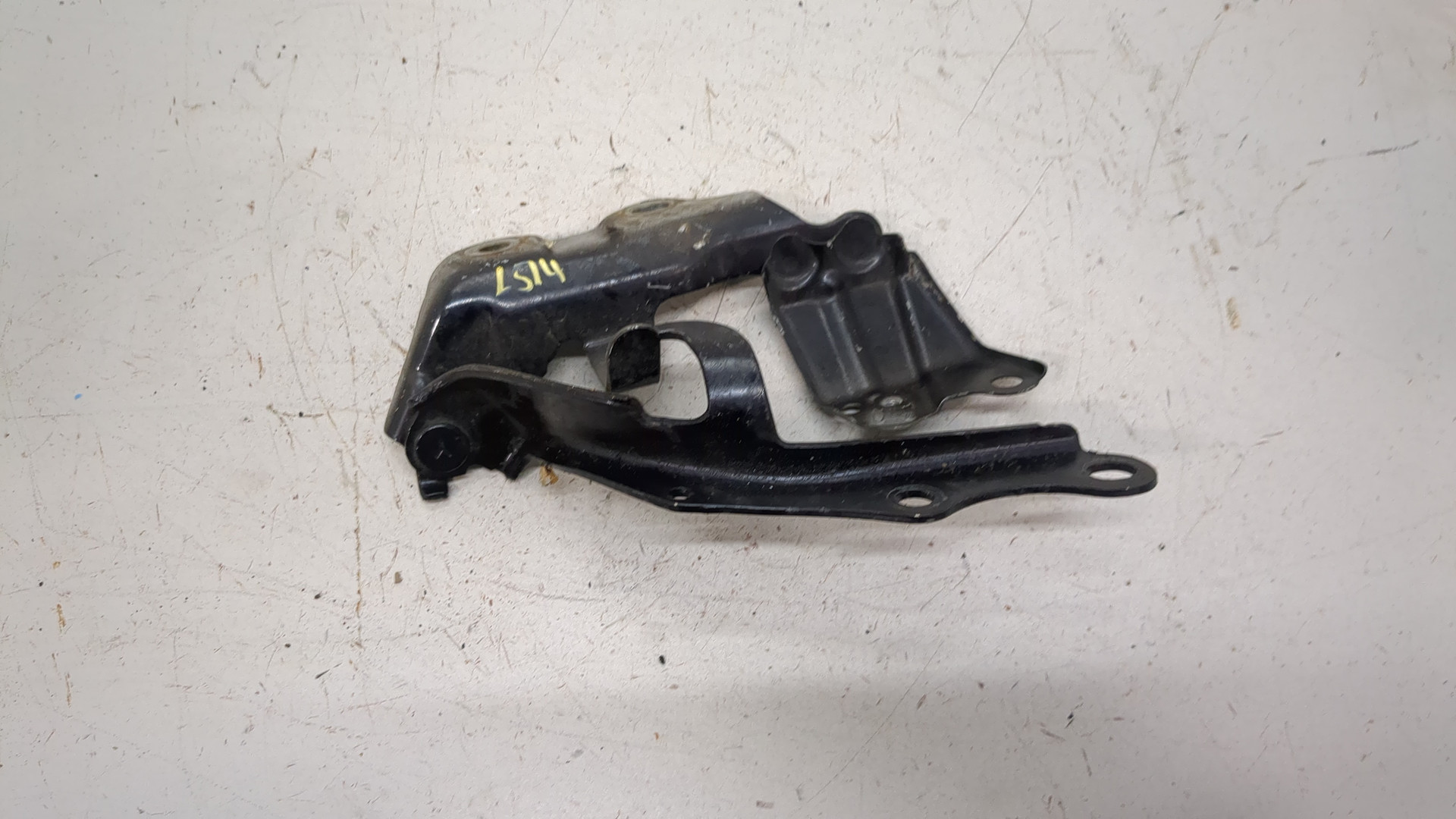 Петля капота правая