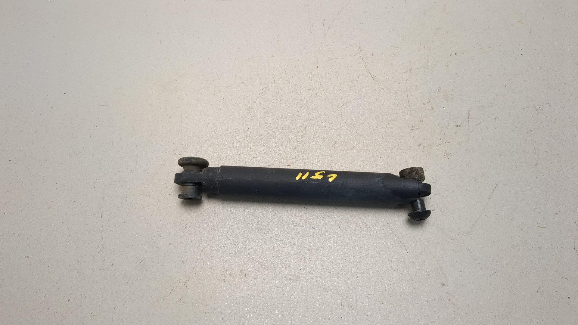 Амортизатор крышки багажника