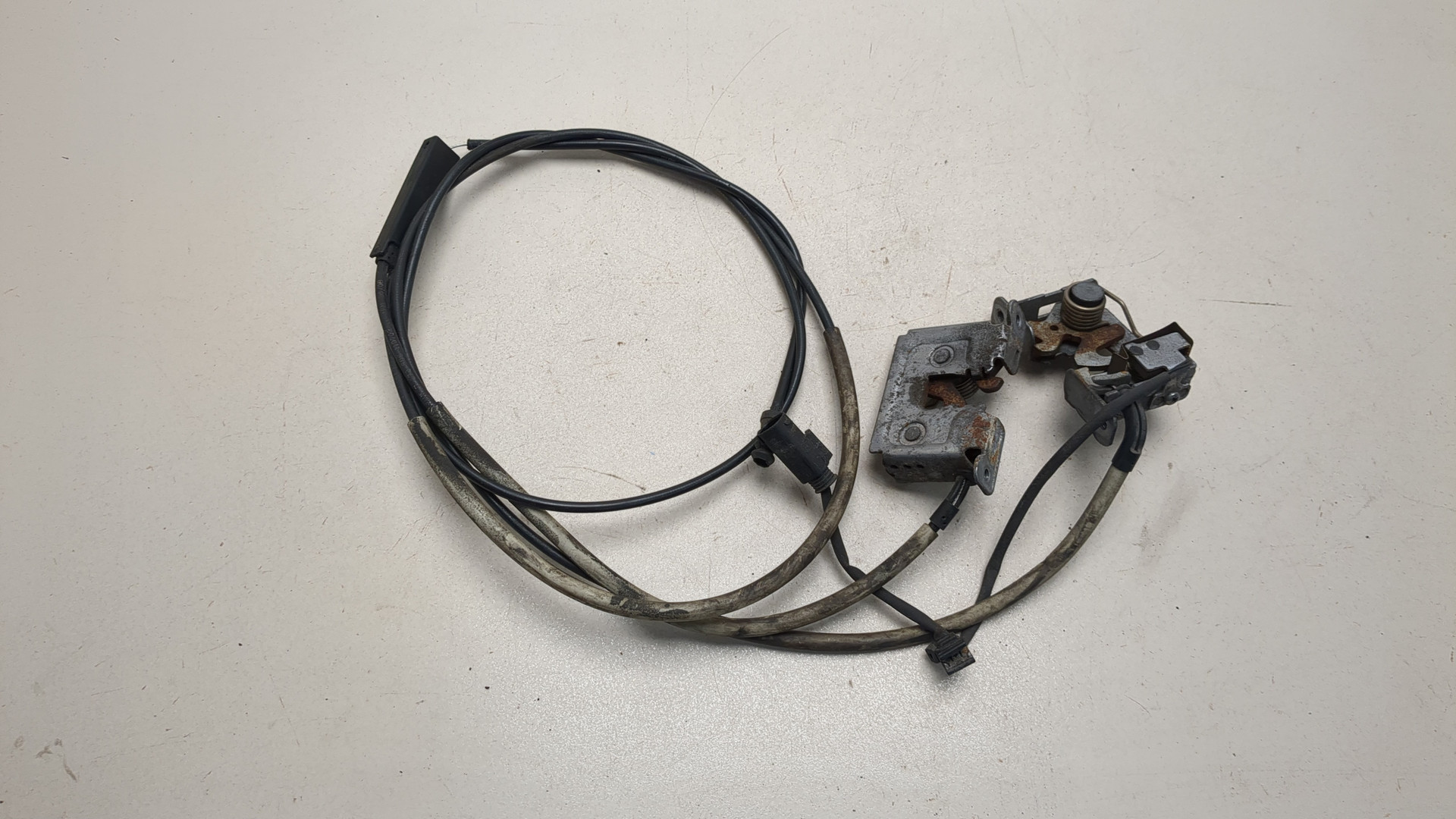 Замок капота