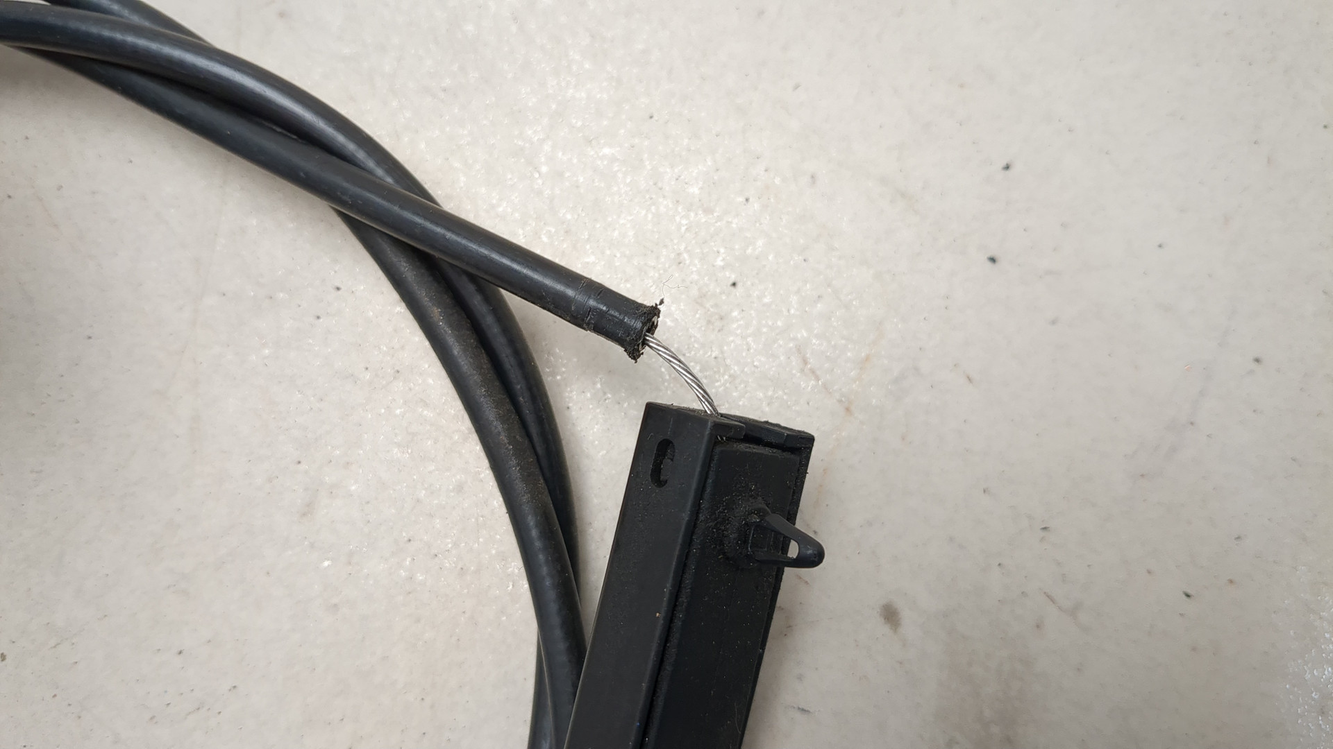 Замок капота