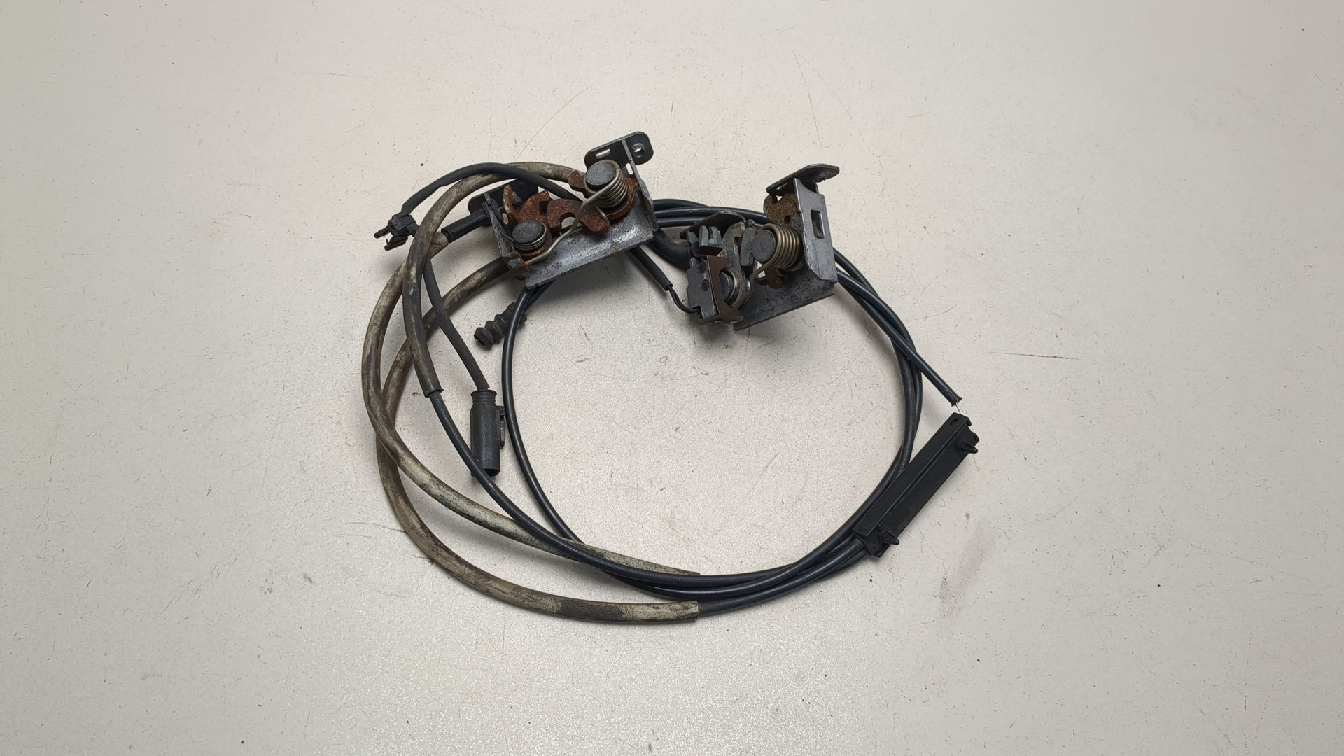 Замок капота