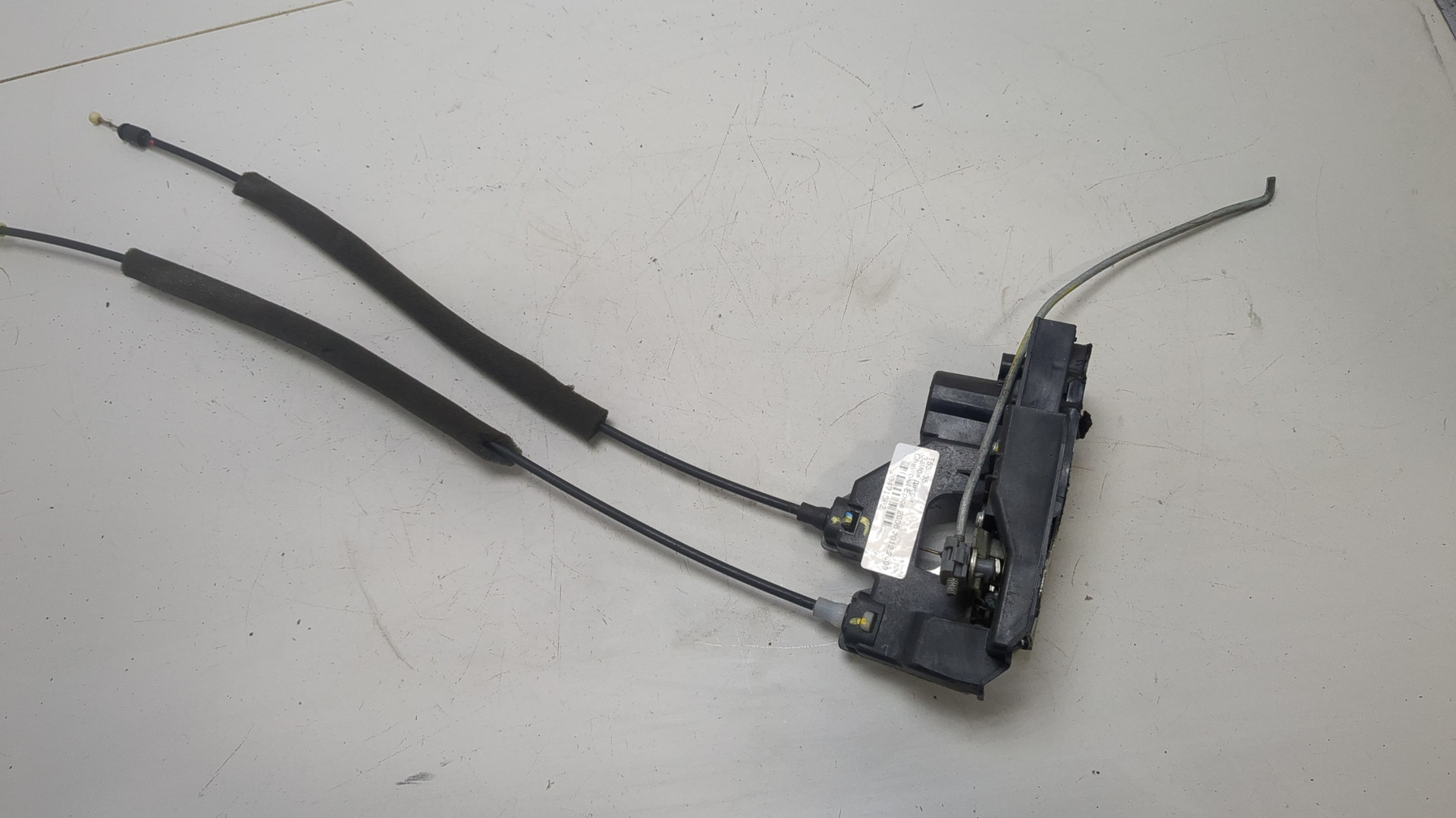 Замок двери передней левой