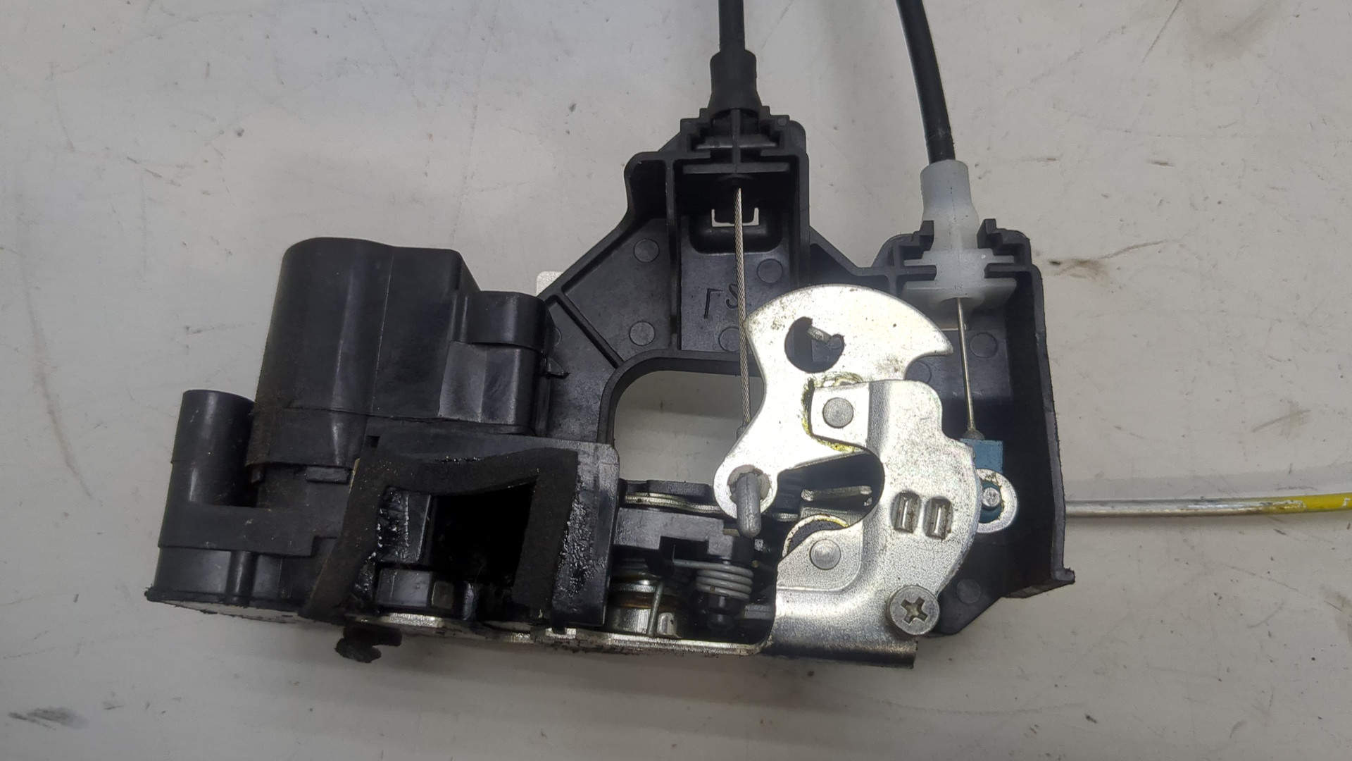 Замок двери передней левой