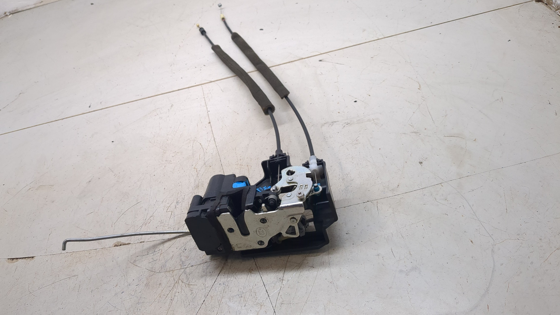 Замок двери передней левой