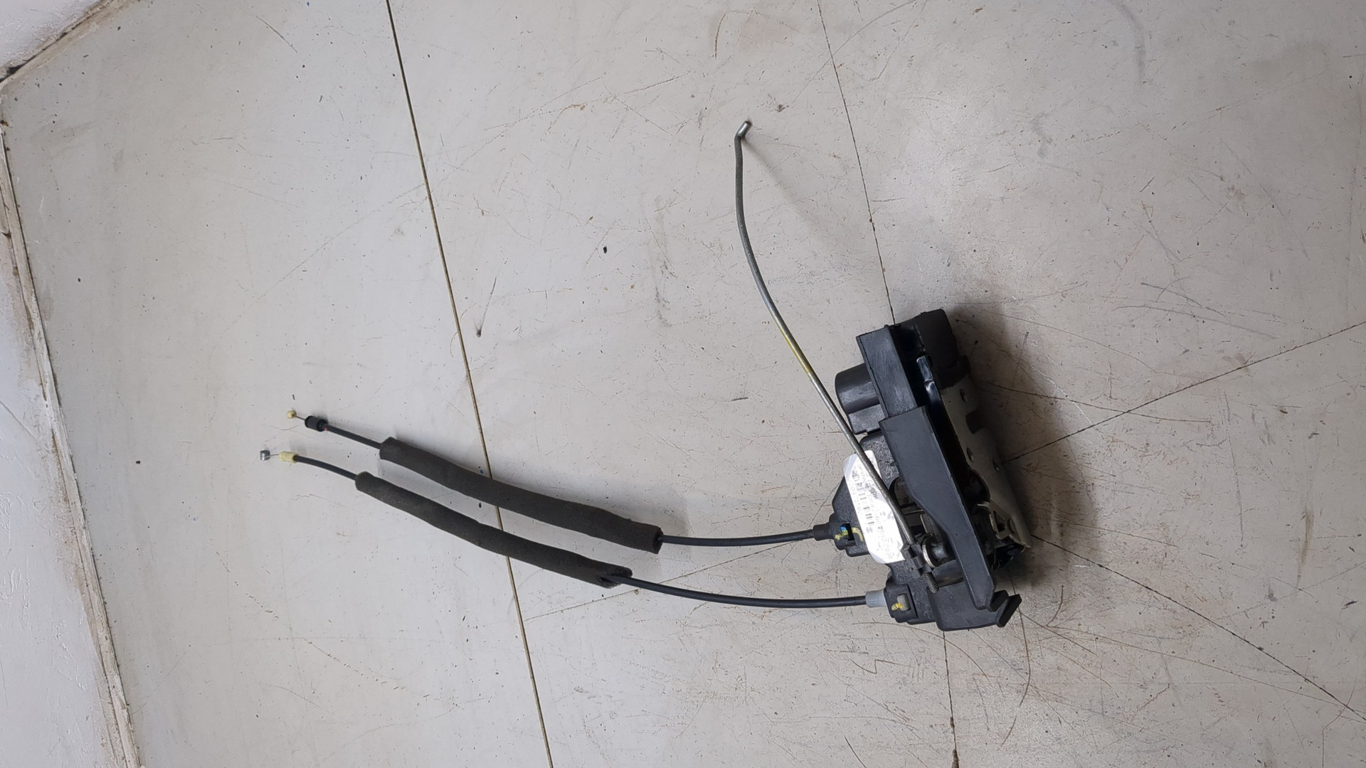 Замок двери передней левой