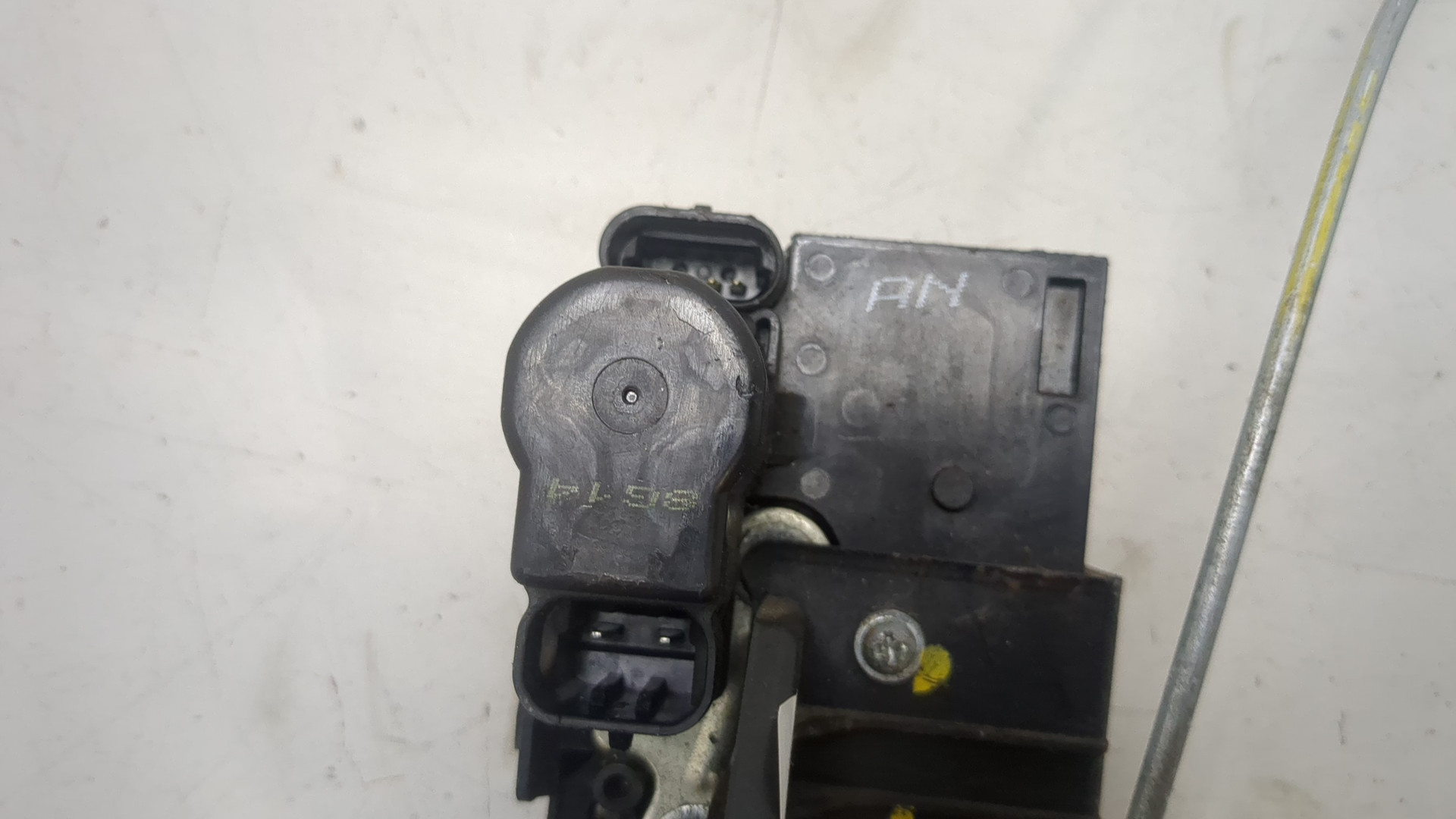 Замок двери передней левой