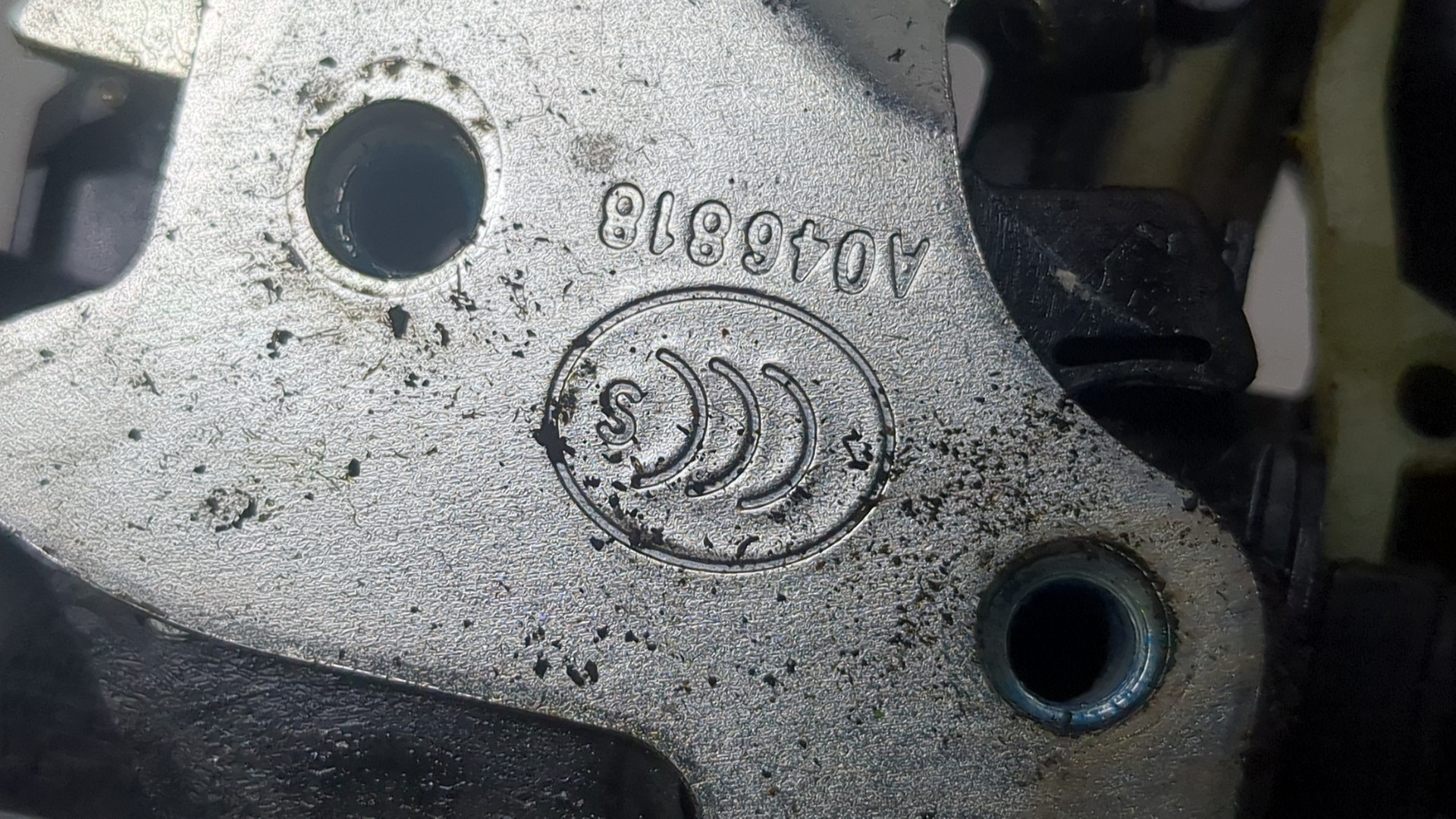 Замок двери передней левой