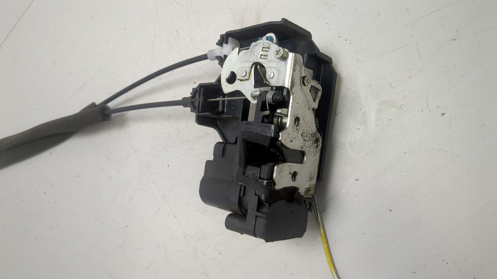 Замок двери передней левой