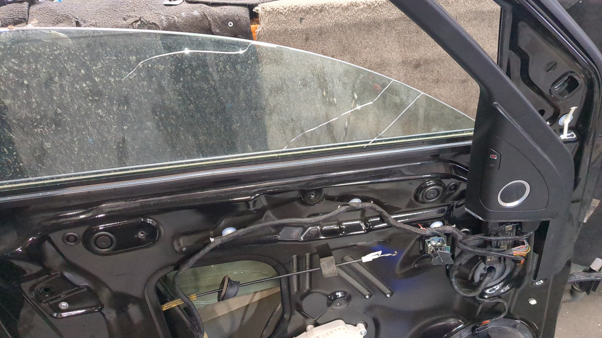 Дверь передняя левая