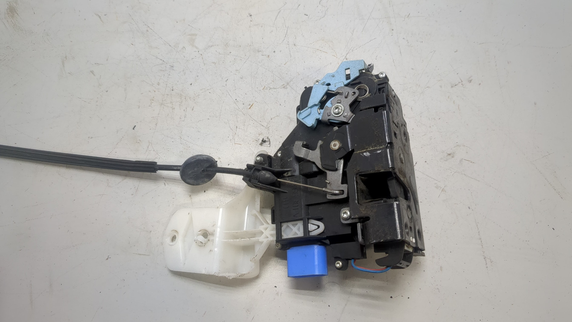 Замок двери передней правой