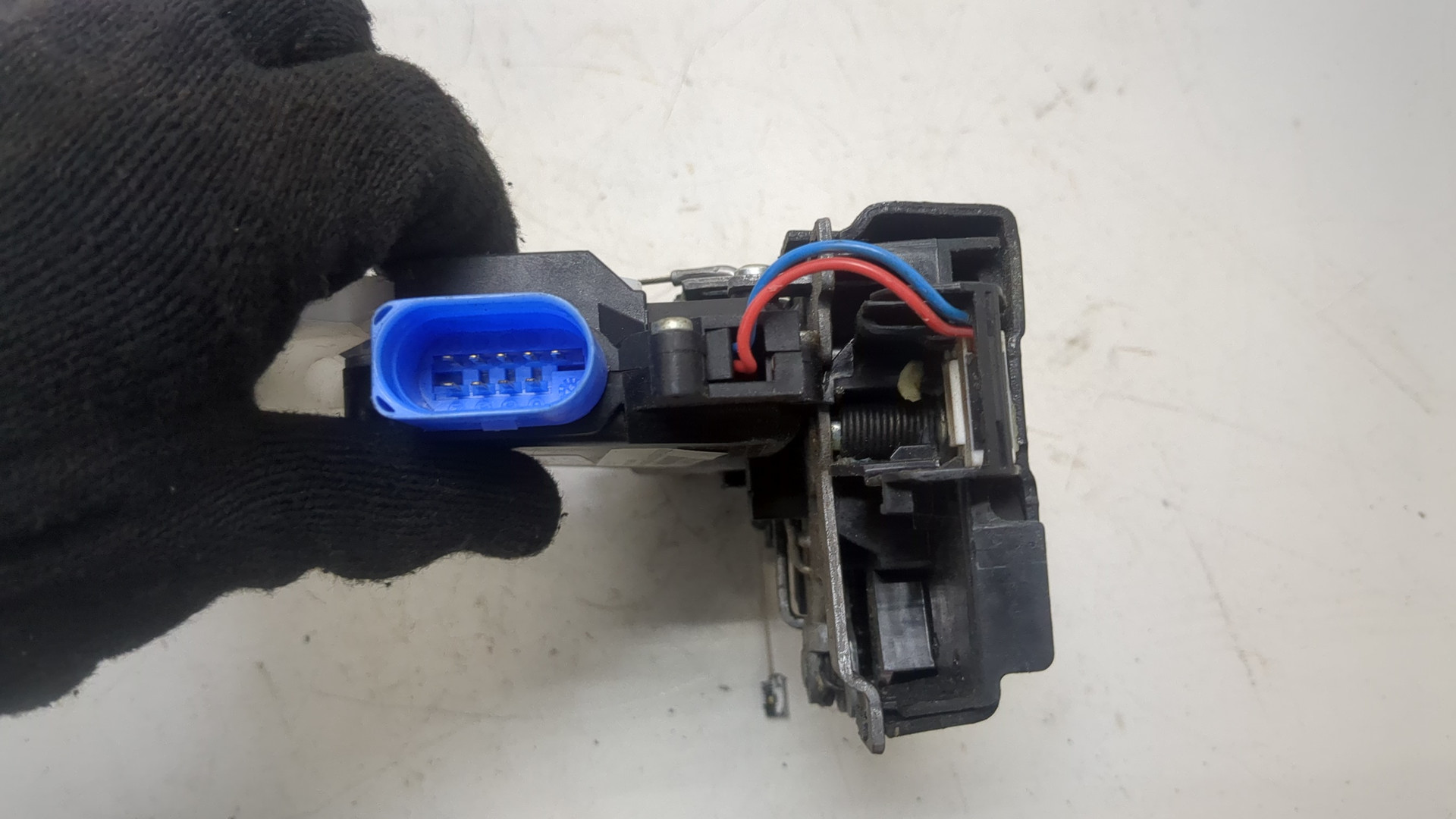 Замок двери передней правой