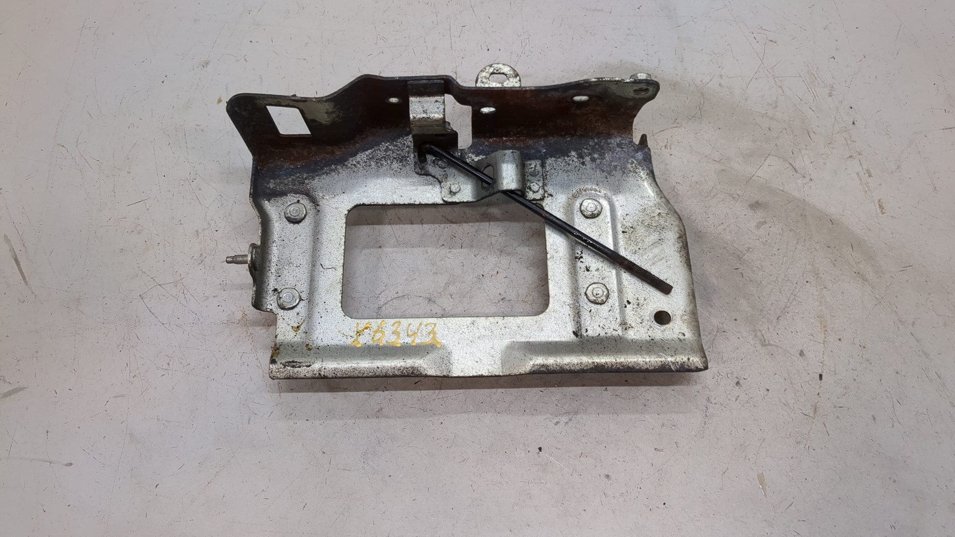 Площадка под аккумулятор (АКБ)