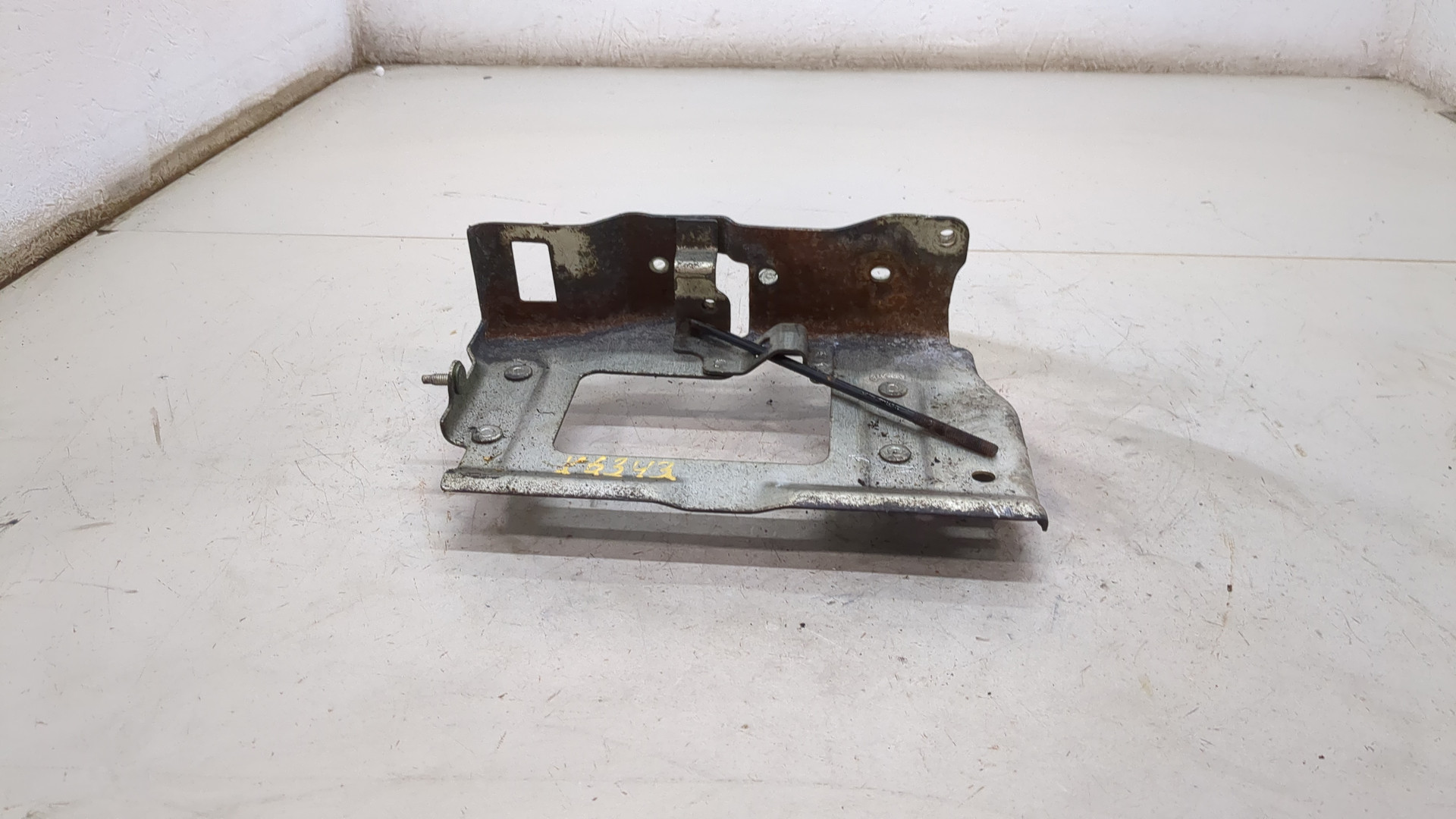 Площадка под аккумулятор (АКБ)