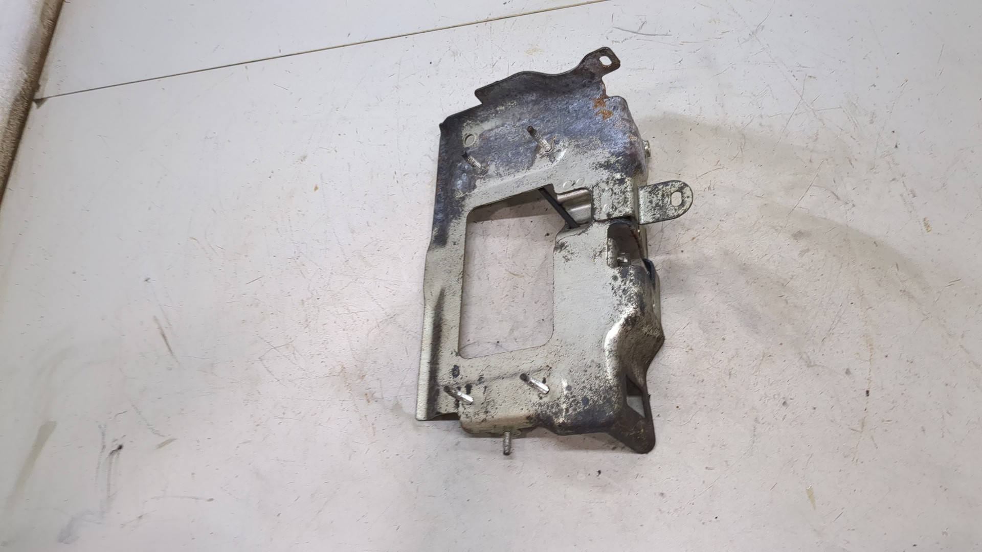 Площадка под аккумулятор (АКБ)