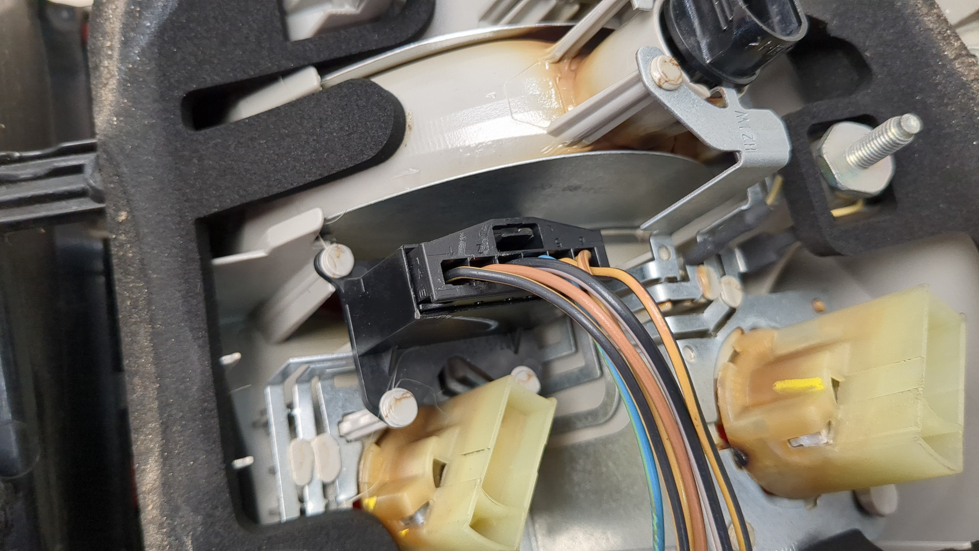 Фонарь задний левый