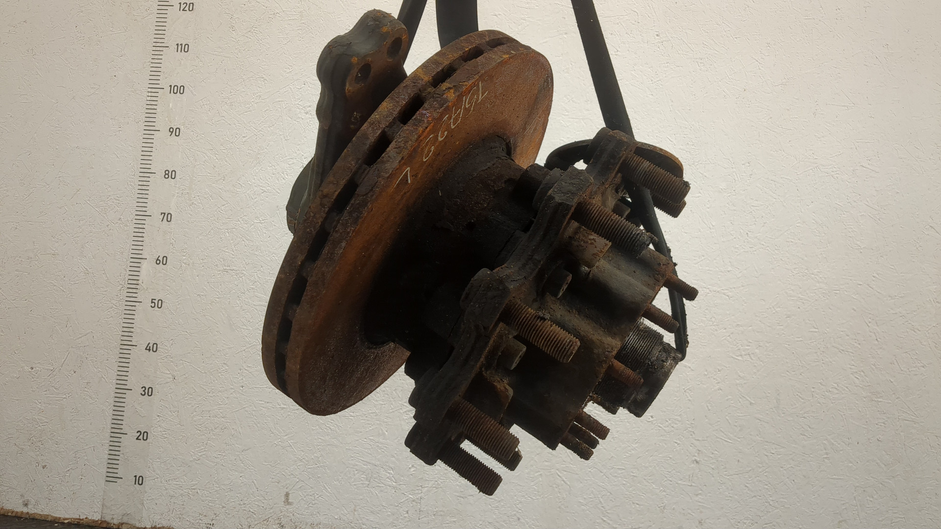 Кулак поворотный задний левый